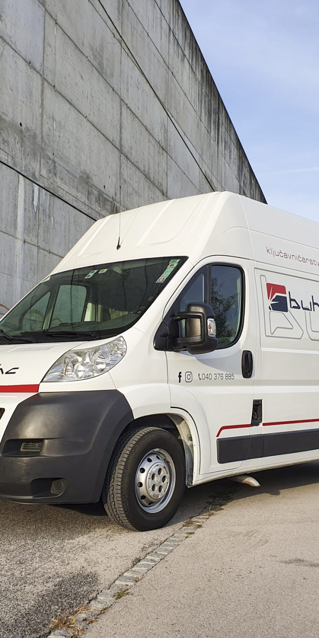 Polepitev dostavnega vozila Peugeot Boxer za Buhc, izvedeno s strani Styxz.