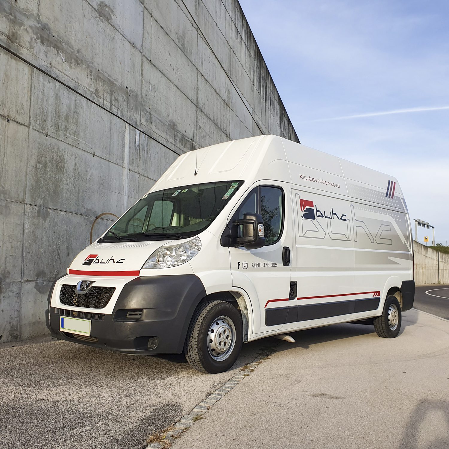 Polepitev dostavnega vozila Peugeot Boxer za Buhc, izvedeno s strani Styxz.