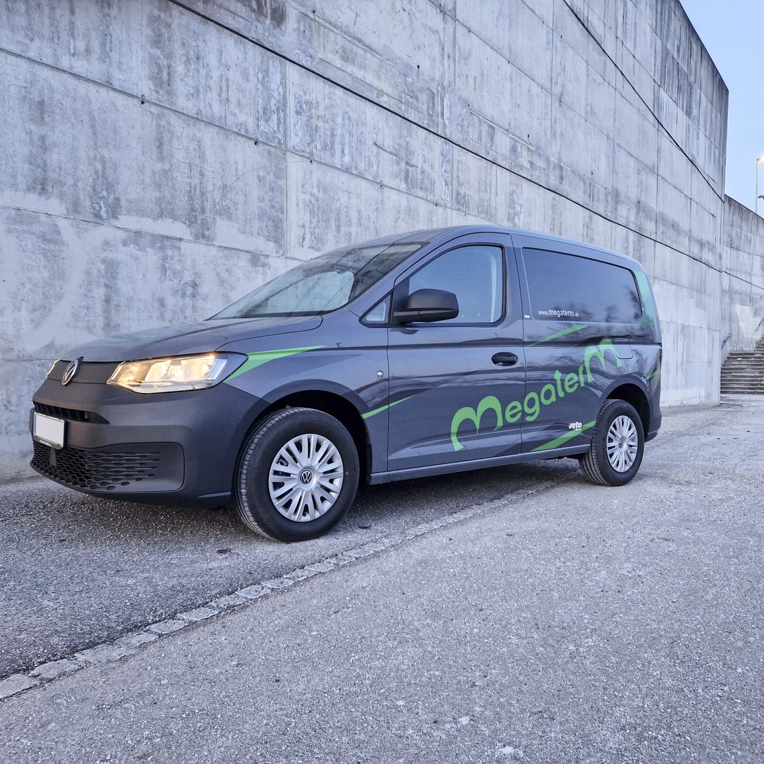 Polepitev dostavnega vozila Volkswagen Caddy za Megaterm, izvedeno s strani Styxz.