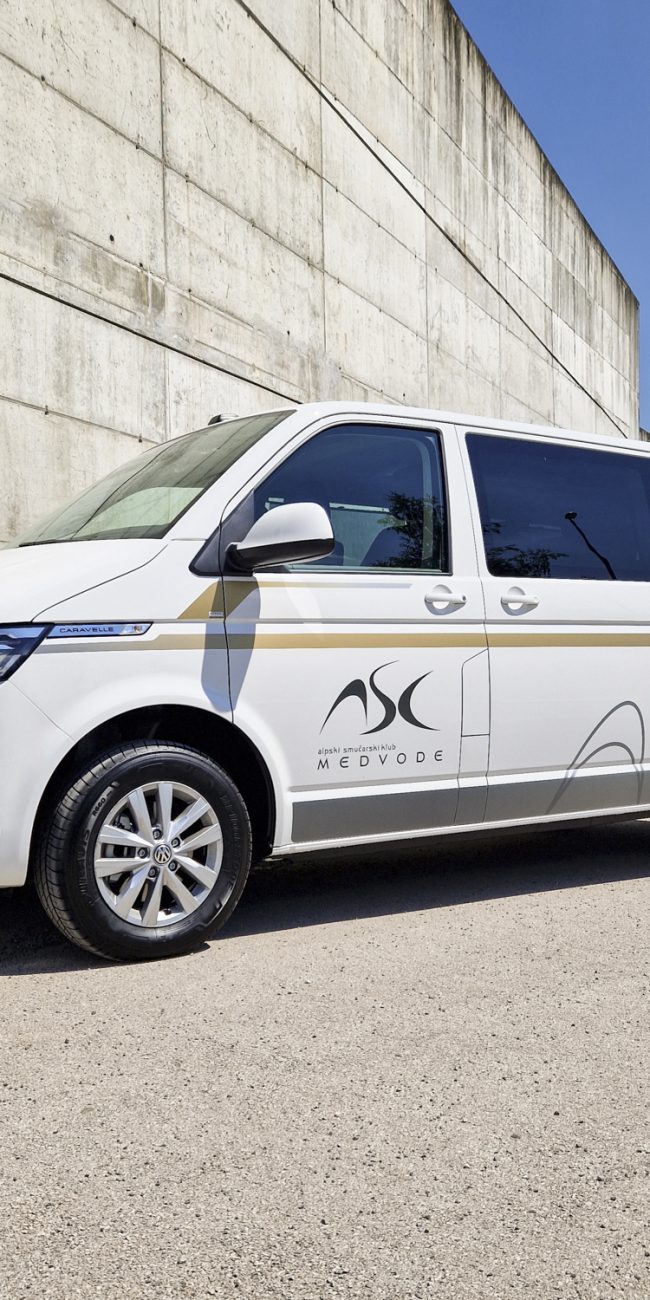 Polepitev dostavnega vozila Volkswagen Caravelle za ASK Medvode, izvedeno s strani Styxz. Sodobna grafična polepitev vozila. Sodobna grafična polepitev vozila.