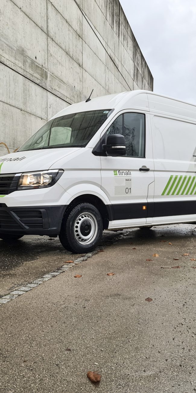 Polepitev dostavnega vozila Volkswagen Crafter za Finali Obala, izvedeno s strani Styxz.