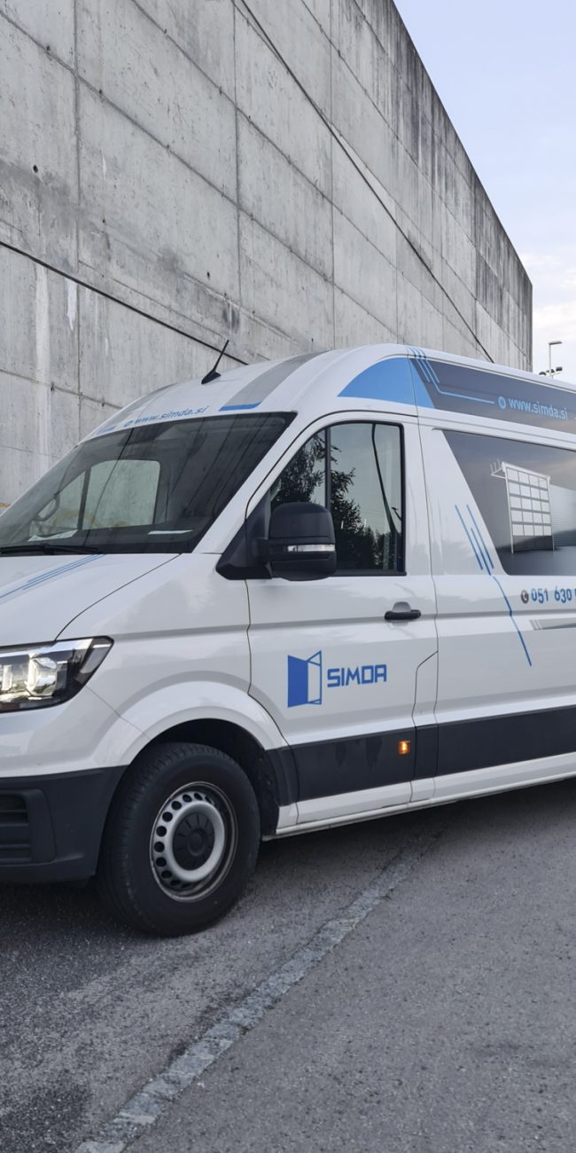 Polepitev dostavnega vozila Volkswagen Crafter za Simda, izvedeno s strani Styxz.