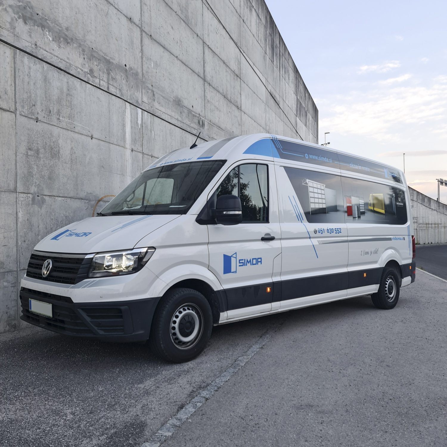 Polepitev dostavnega vozila Volkswagen Crafter za Simda, izvedeno s strani Styxz.