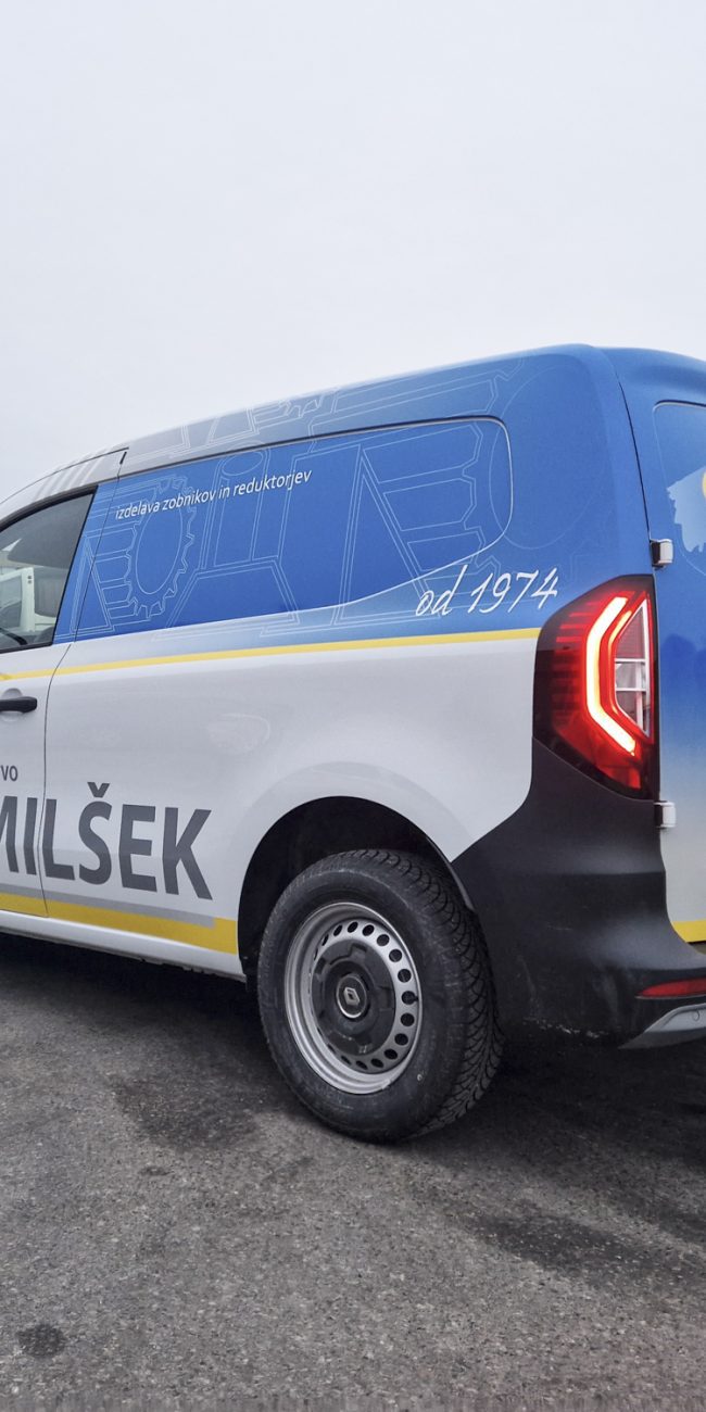 Polepitev dostavnega vozila Renault Express za Gomilsek, izvedeno s strani Styxz.