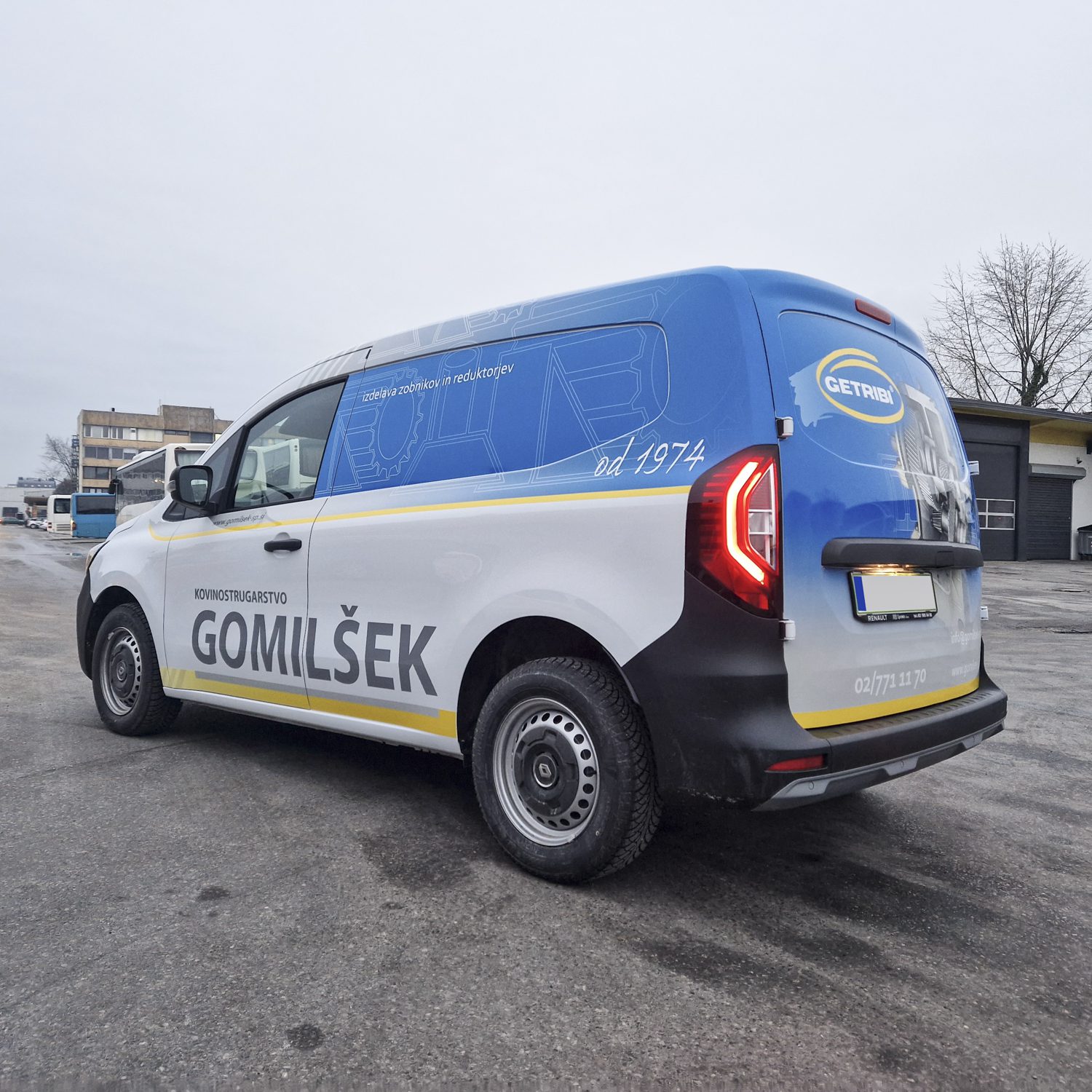 Polepitev dostavnega vozila Renault Express za Gomilsek, izvedeno s strani Styxz.