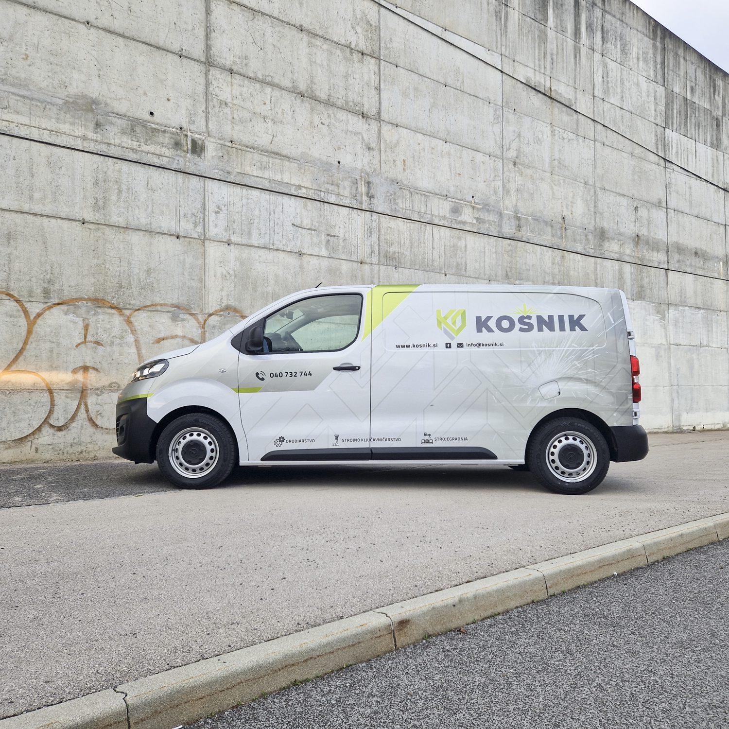 Polepitev dostavnega vozila Opel za Kosnik, izvedeno s strani Styxz.