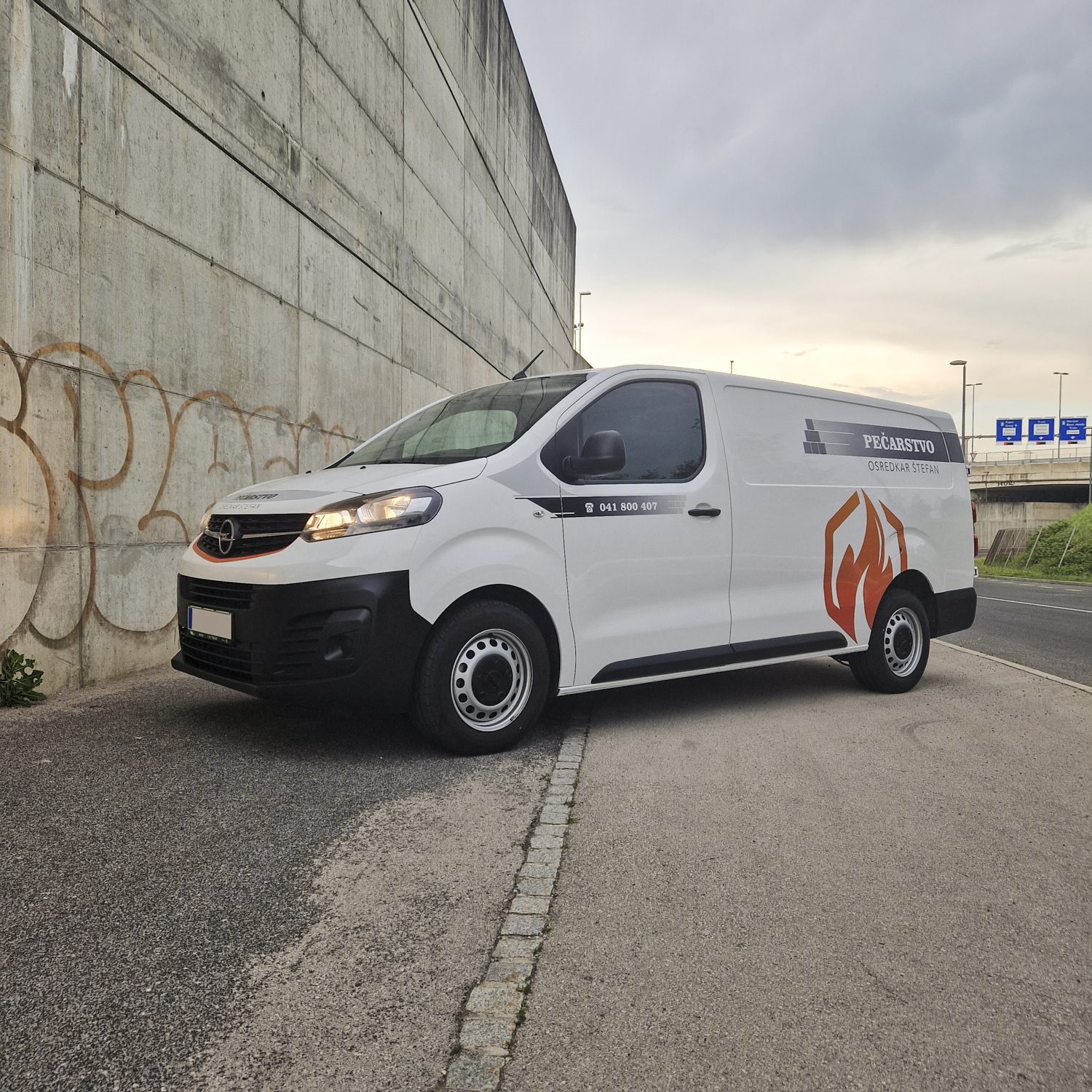 Polepitev dostavnega vozila Opel za Pecarstvo Stefan, izvedeno s strani Styxz.