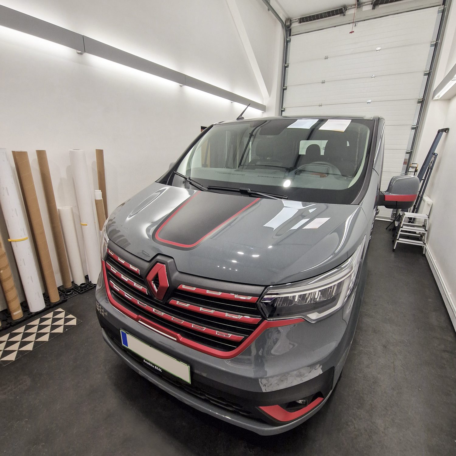 Polepitev dostavnega vozila Renault Trafic za Lipar, izvedeno s strani Styxz.