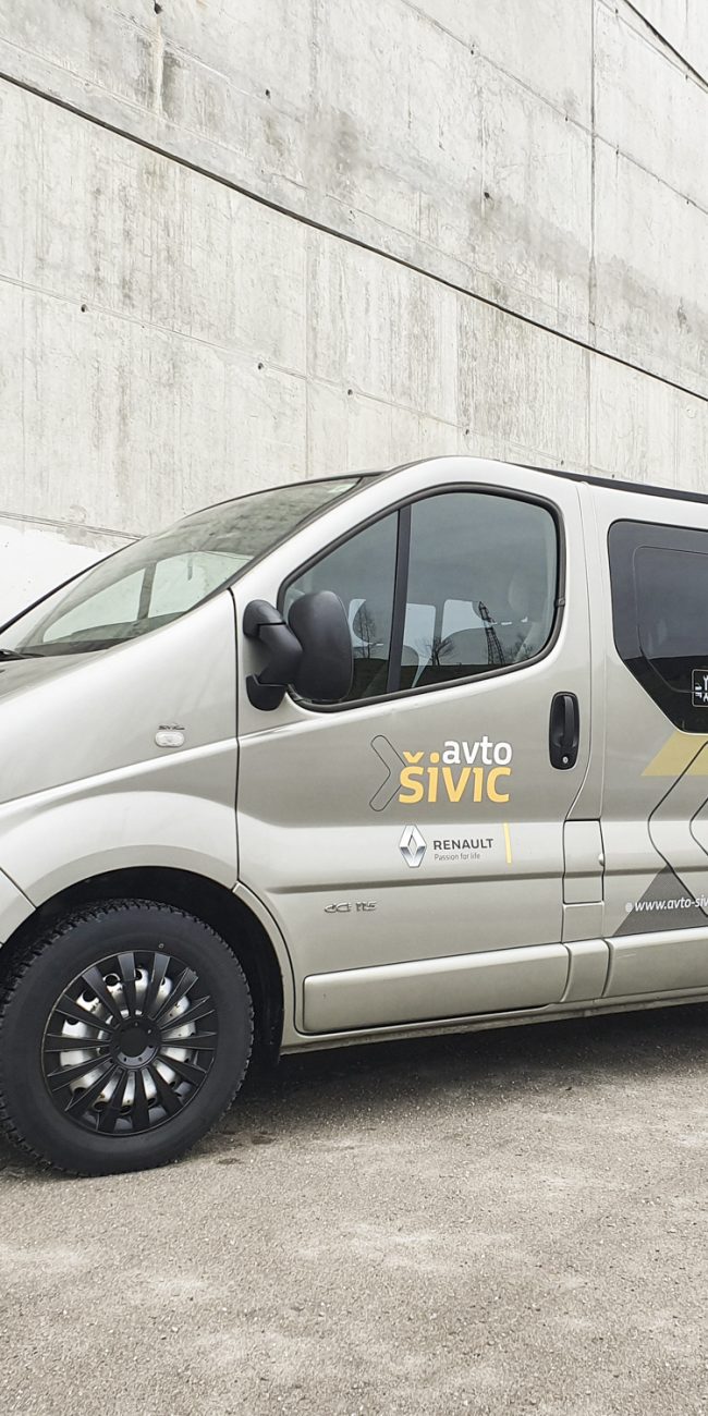 Polepitev dostavnega vozila Renault Trafic za Sivic, izvedeno s strani Styxz.