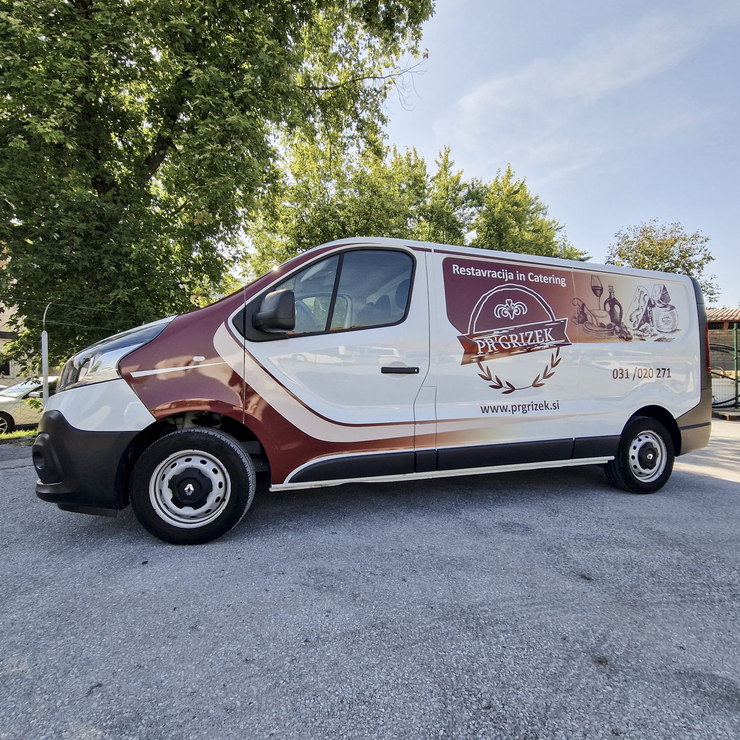 Polepitev dostavnega vozila Renault Trafic za Prgrizek, izvedeno s strani Styxz.