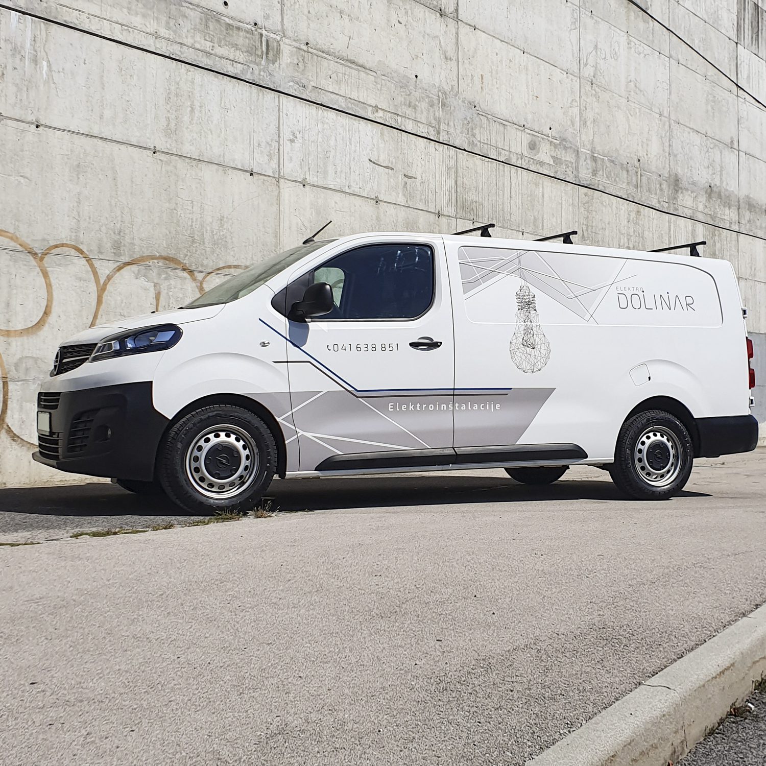 Polepitev dostavnega vozila Opel Vivaro za Elektro Dolinar, izvedeno s strani Styxz.