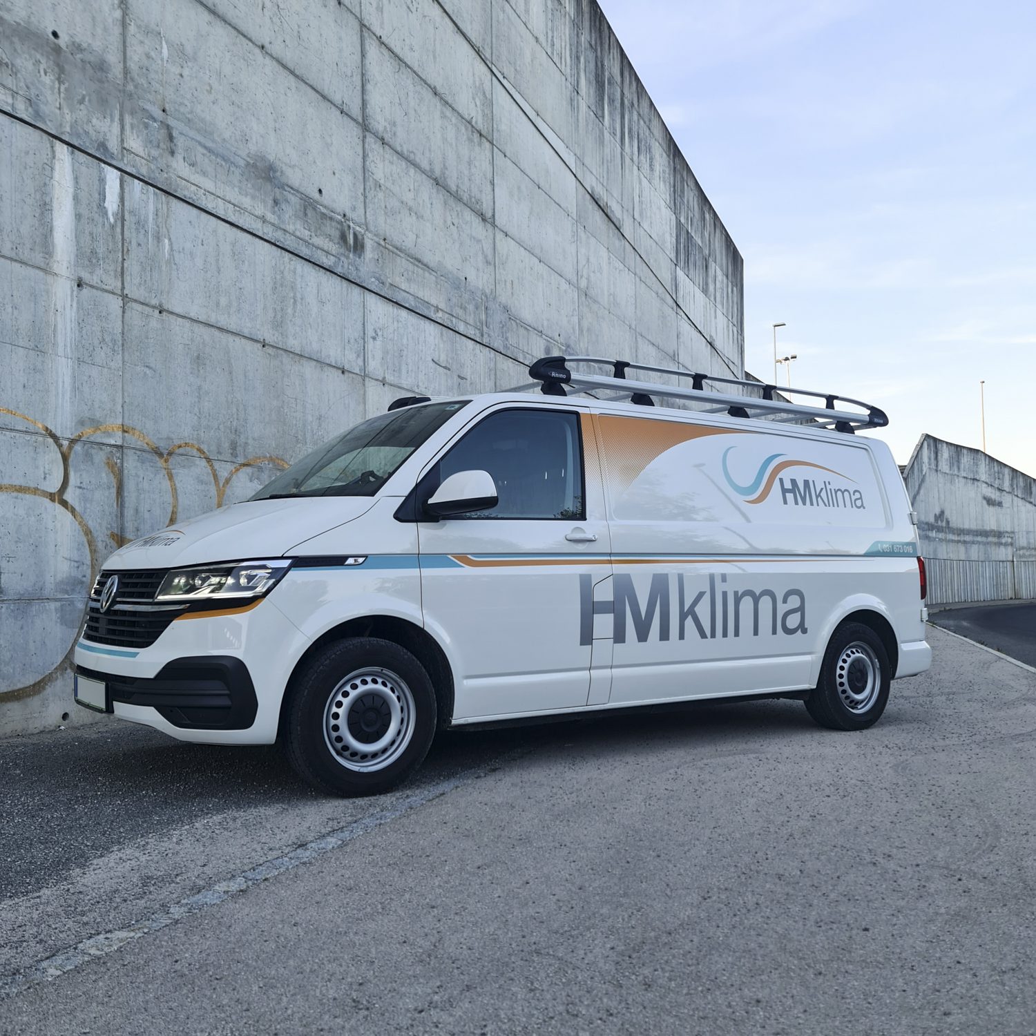 Polepitev dostavnega vozila Volkswagen za HM Klima, izvedeno s strani Styxz.