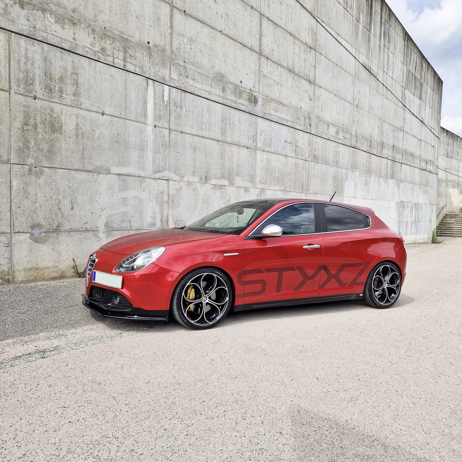 Polepitev osebnega vozila Alfa za Wrapp, izvedeno s strani Styxz.