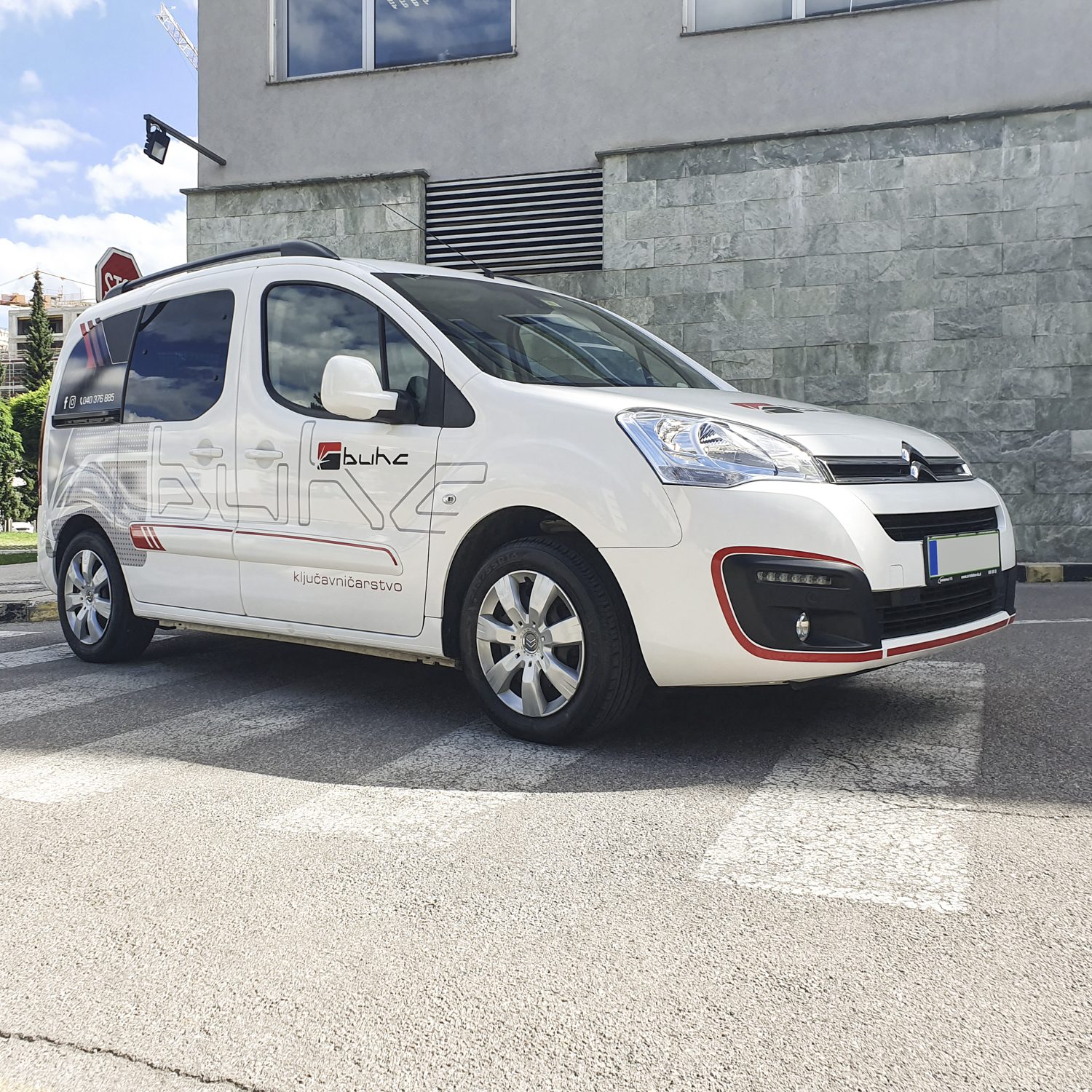 Polepitev službenega vozila Citroën Berlingo za Buhc, izvedeno s strani Styxz.