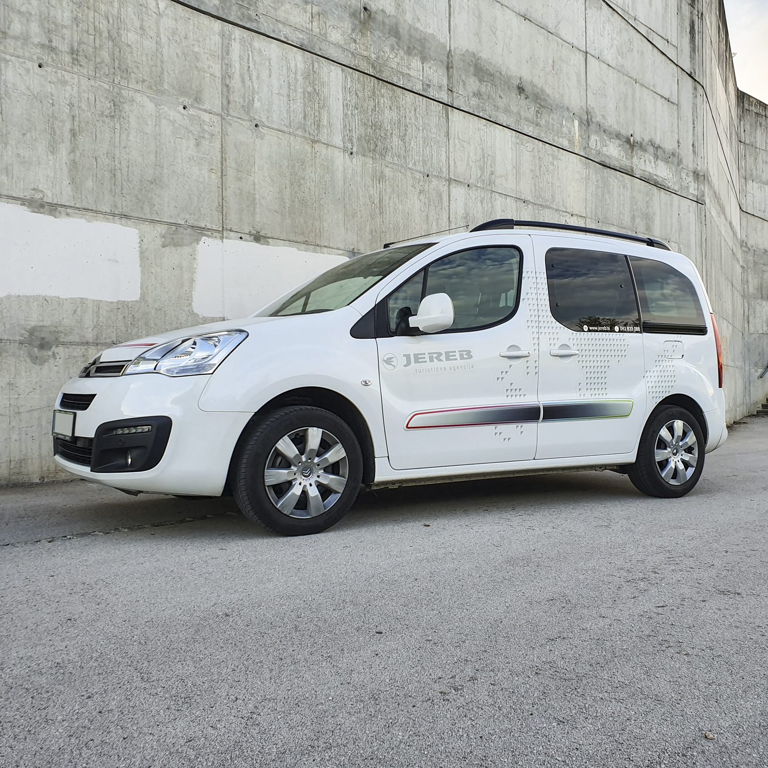 Polepitev službenega vozila Citroën Berlingo za Jereb, izvedeno s strani Styxz.