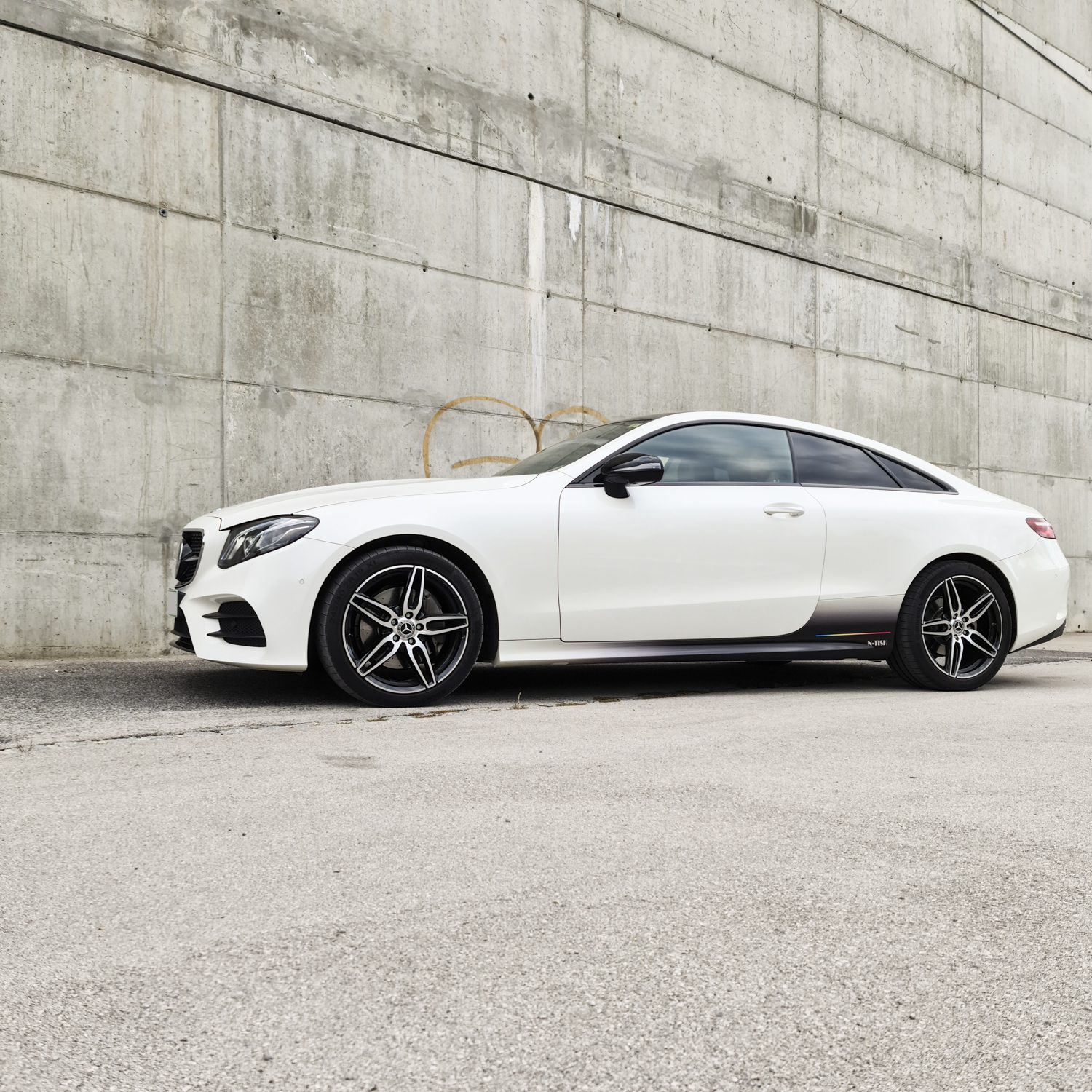 Polepitev službenega vozila BMW za MB NTisk, izvedeno s strani Styxz. Sodobna grafična polepitev vozila.