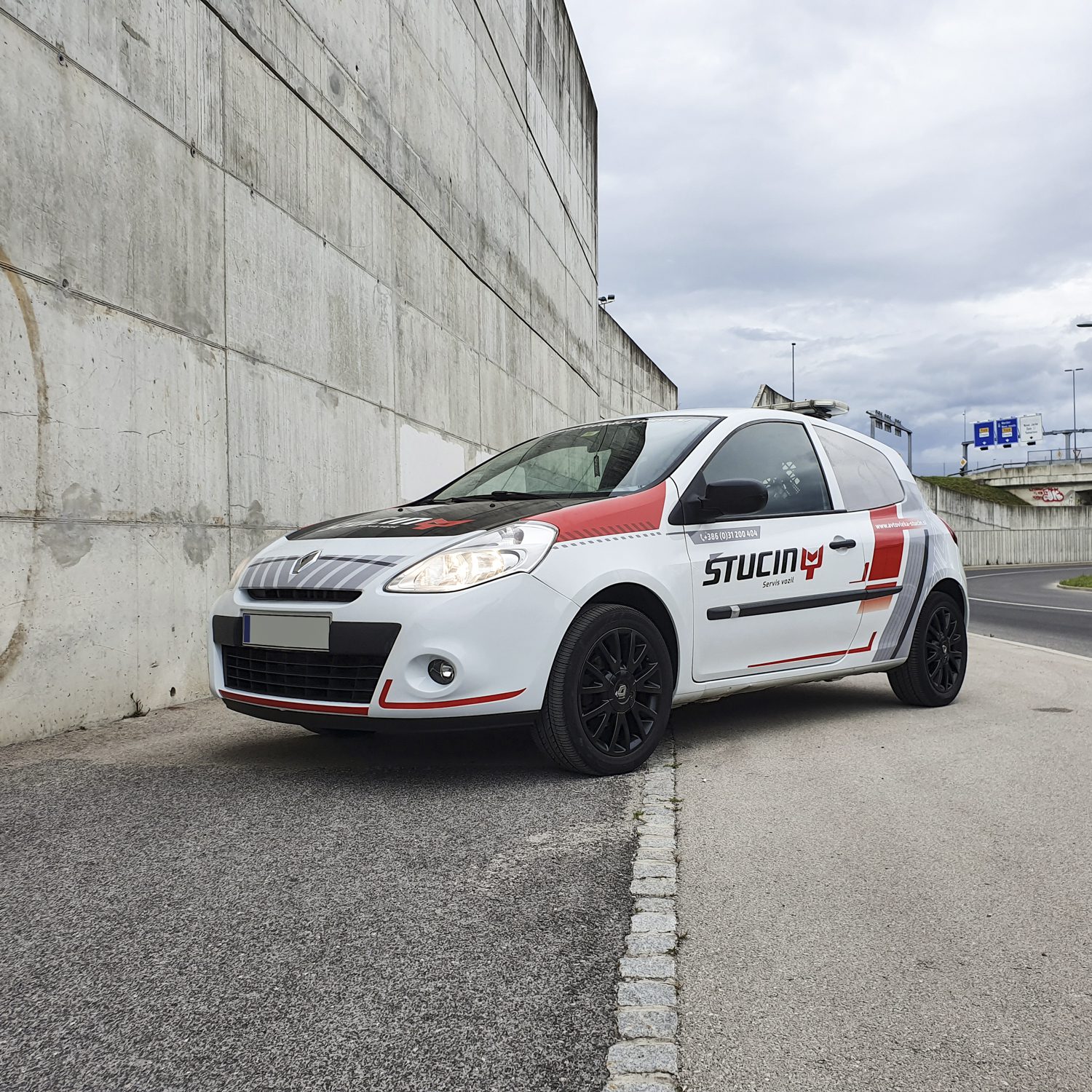 Polepitev službenega vozila Jeep Wrangler za Stucin, izvedeno s strani Styxz.