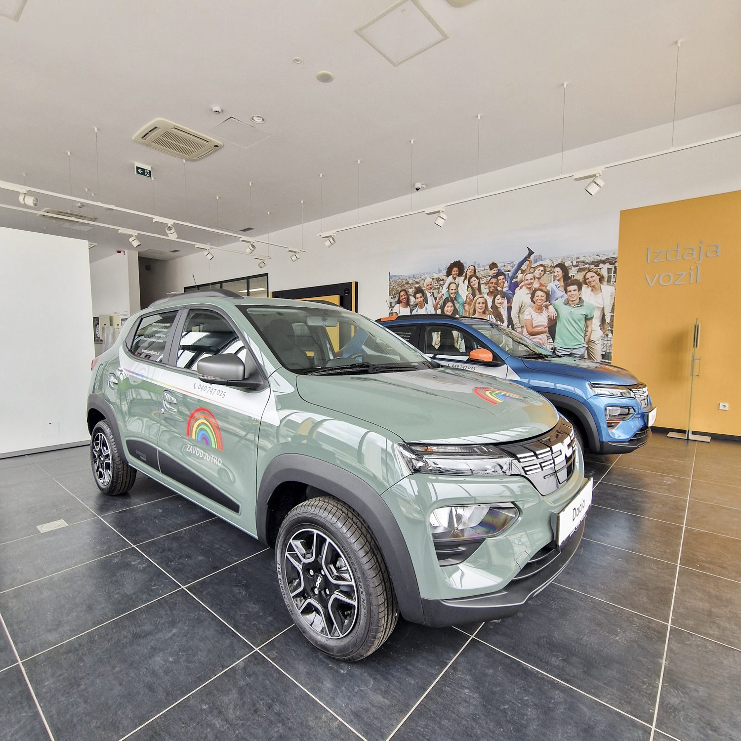 Polepitev službenega vozila Dacia za Zavod Jutro, izvedeno s strani Styxz.