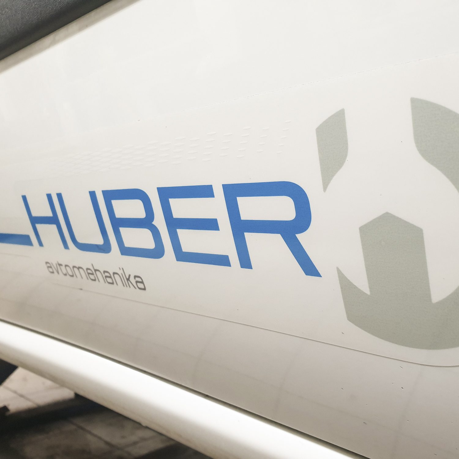 Polepitev službenega vozila Fiat Doblo za Huber, izvedeno s strani Styxz.