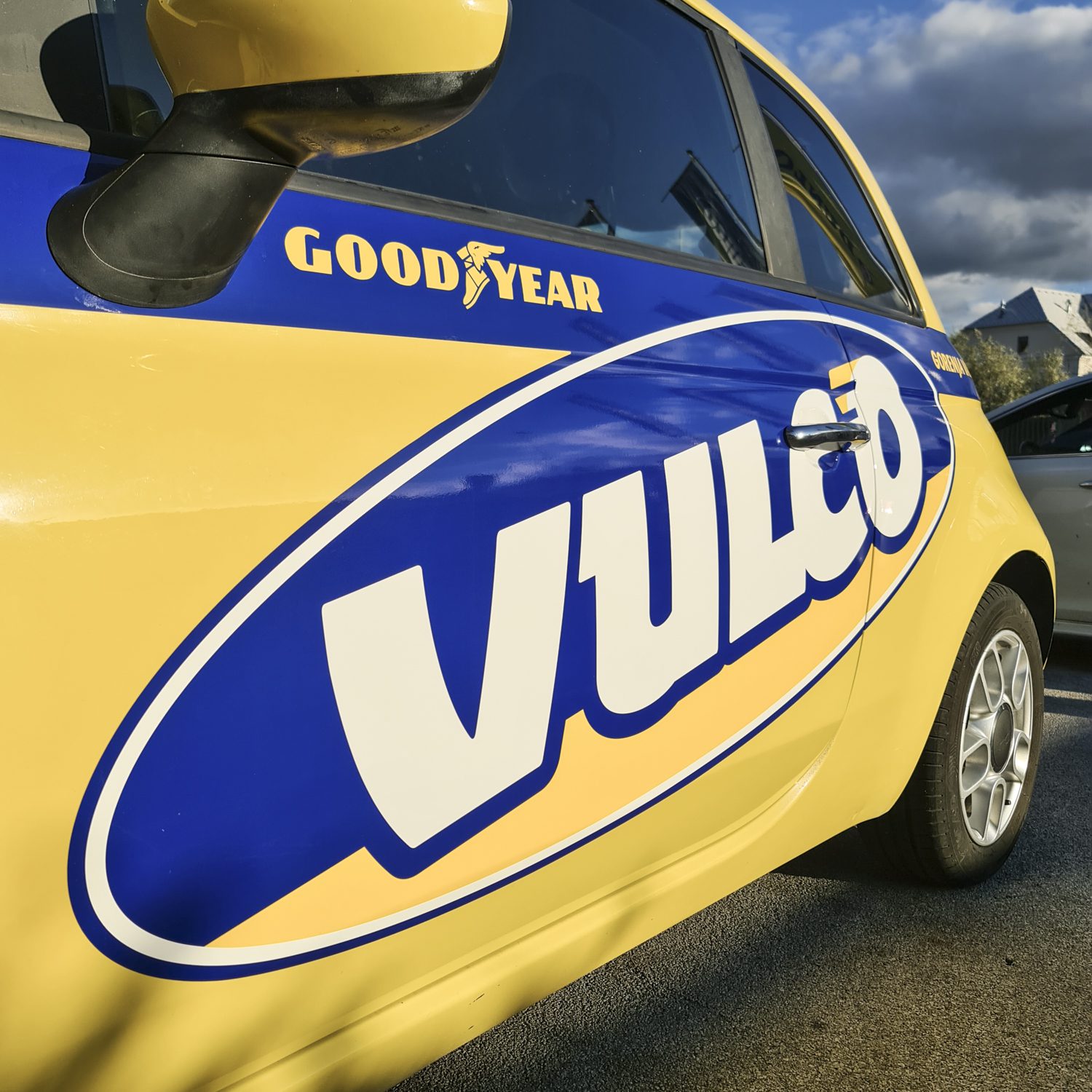 Polepitev osebnega vozila Fiat 500 za Vulco Pustavrh, izvedeno s strani Styxz.