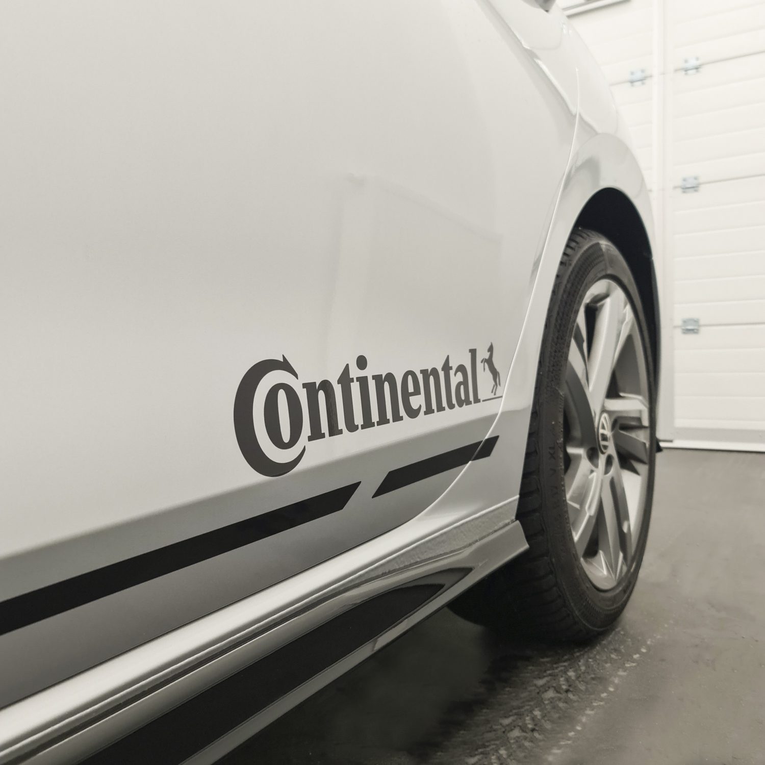 Polepitev službenega vozila Volkswagen Golf za Continental, izvedeno s strani Styxz.