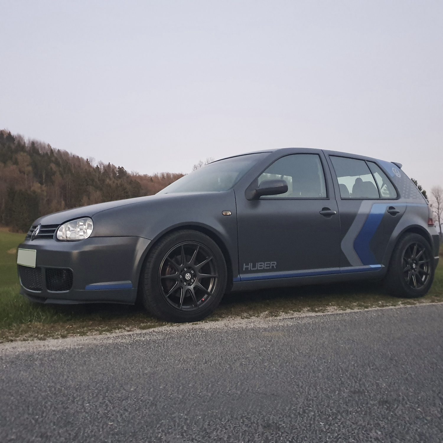 Polepitev službenega vozila Volkswagen Golf za Huber, izvedeno s strani Styxz.