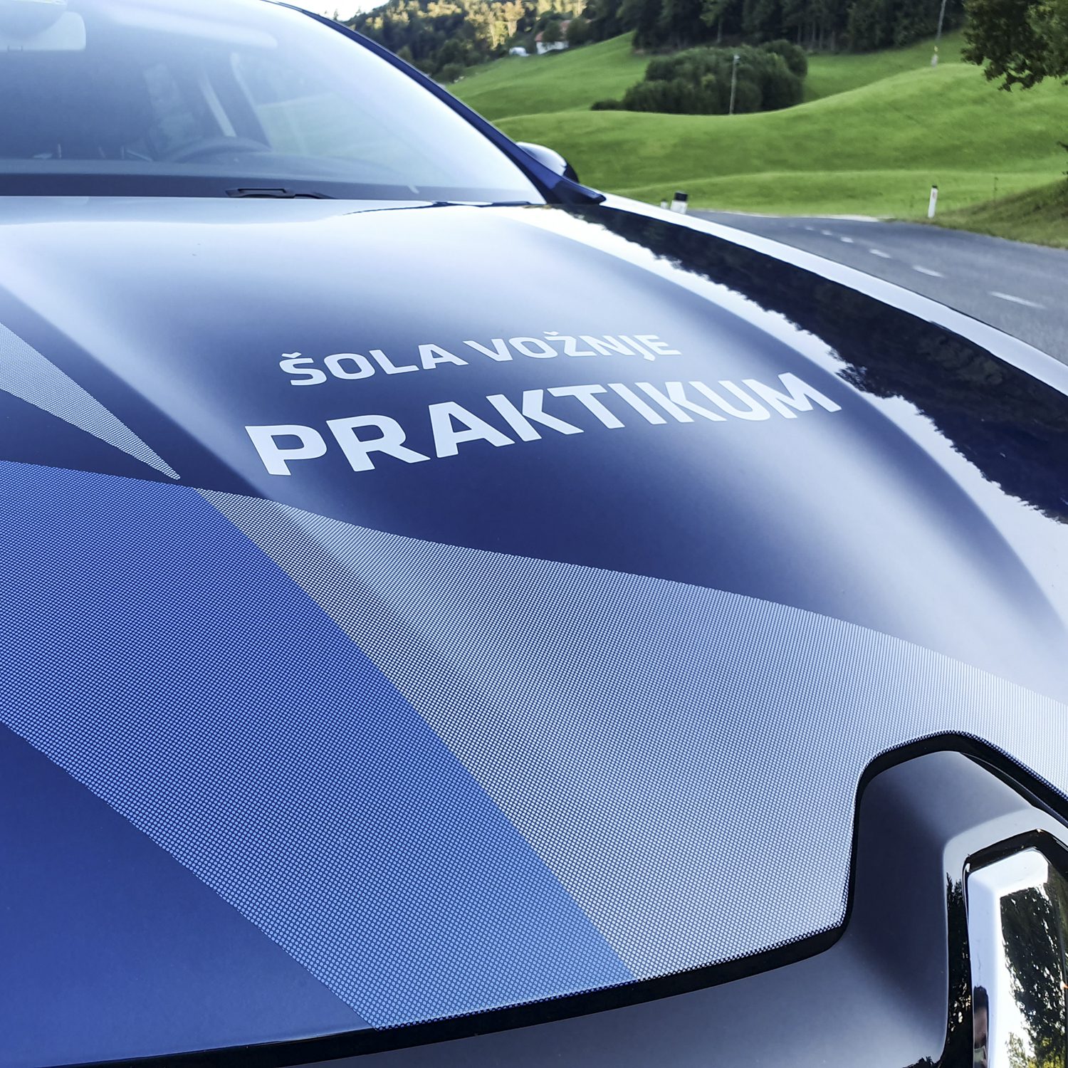 Polepitev službenega vozila Renault Megane za Praktikum, izvedeno s strani Styxz.