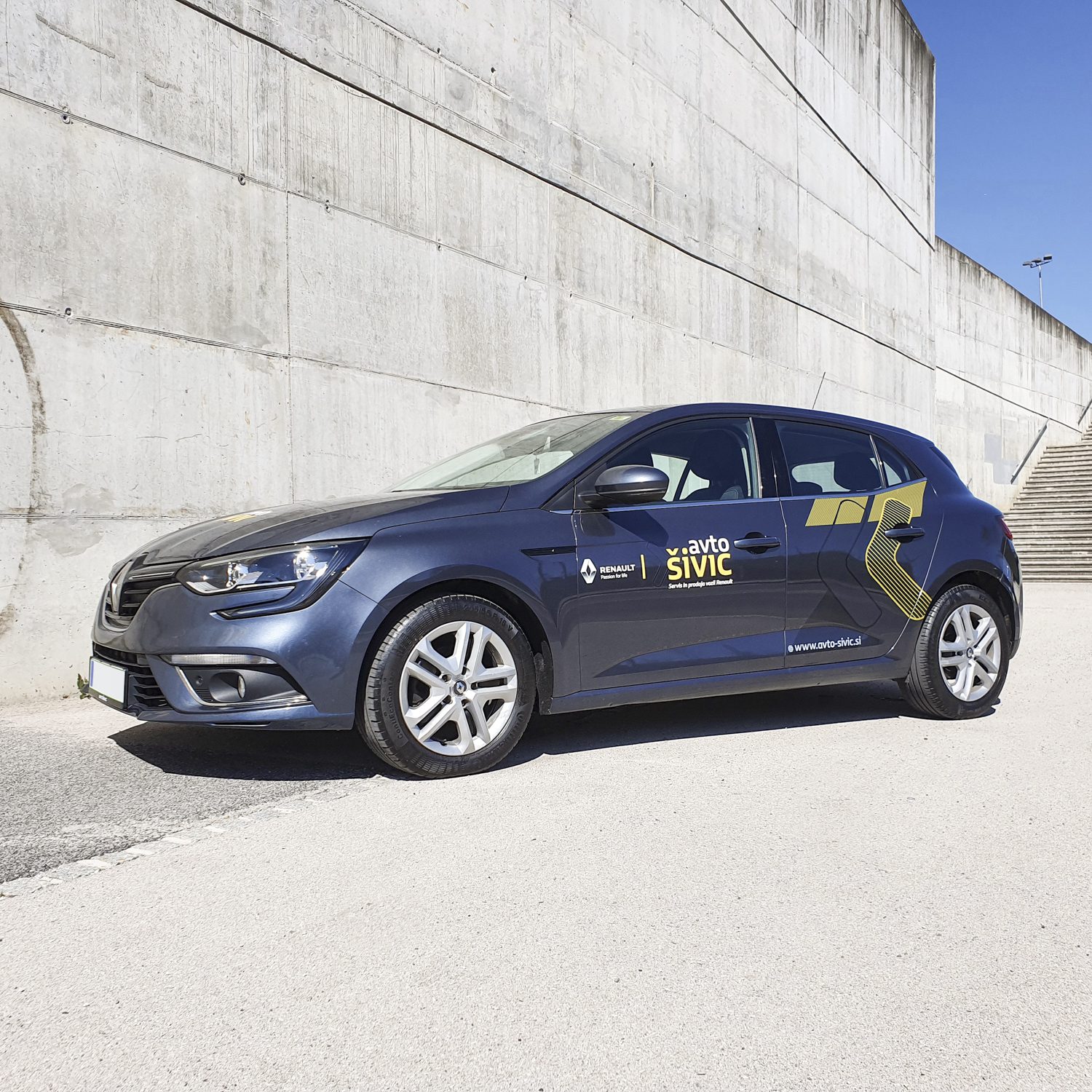 Polepitev službenega vozila Renault Megane za Sivic, izvedeno s strani Styxz.