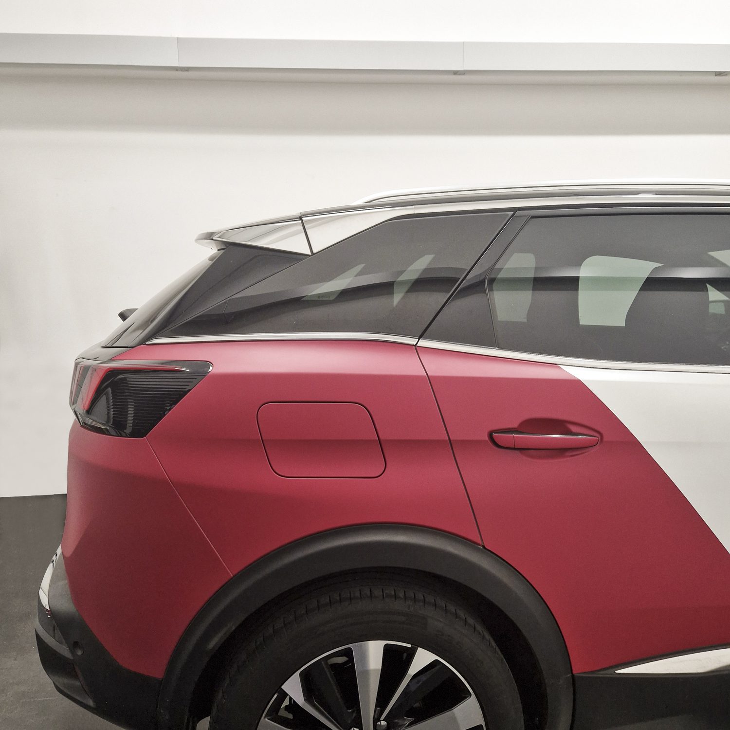 Polepitev osebnega vozila Peugeot 3008 za Wrapp, izvedeno s strani Styxz.