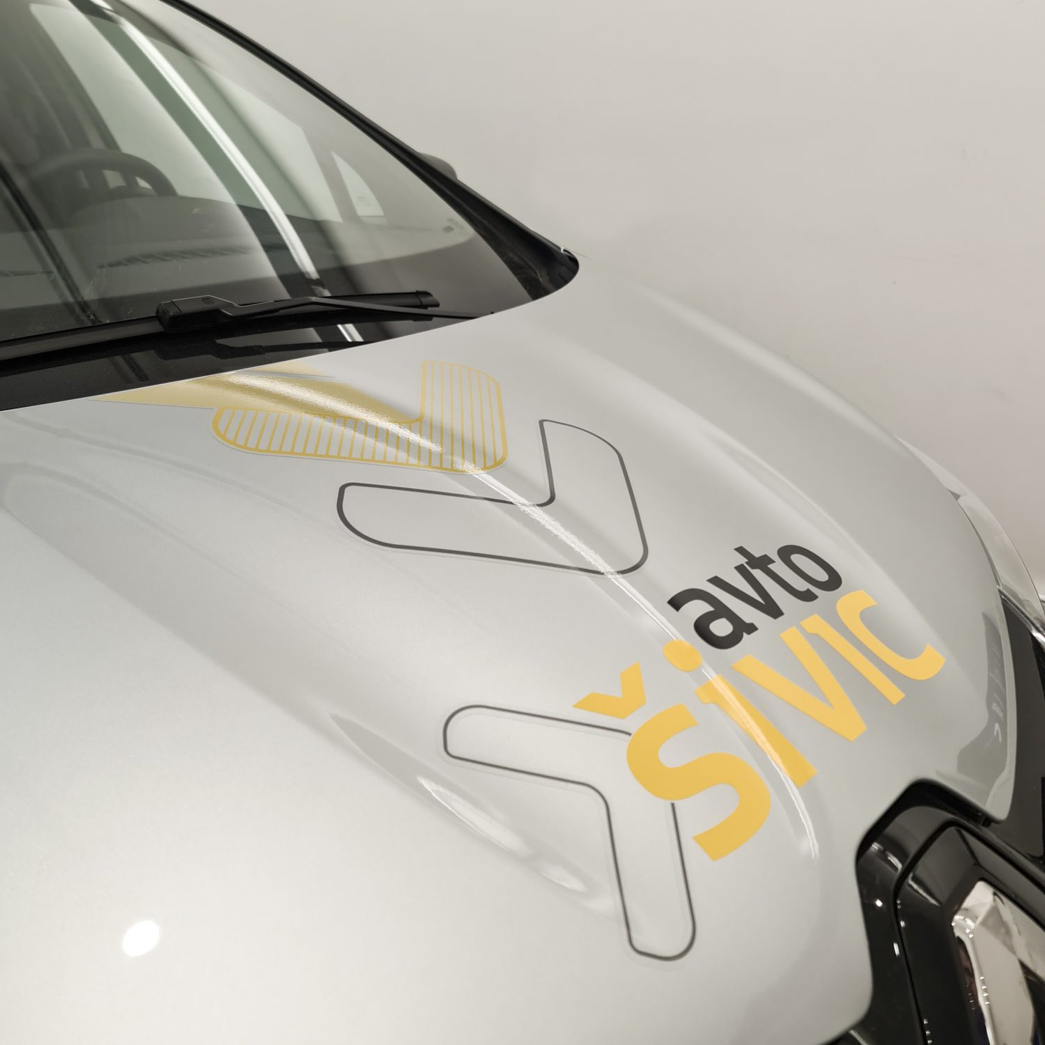 Polepitev službenega vozila Renault Zoe za Sivic, izvedeno s strani Styxz.