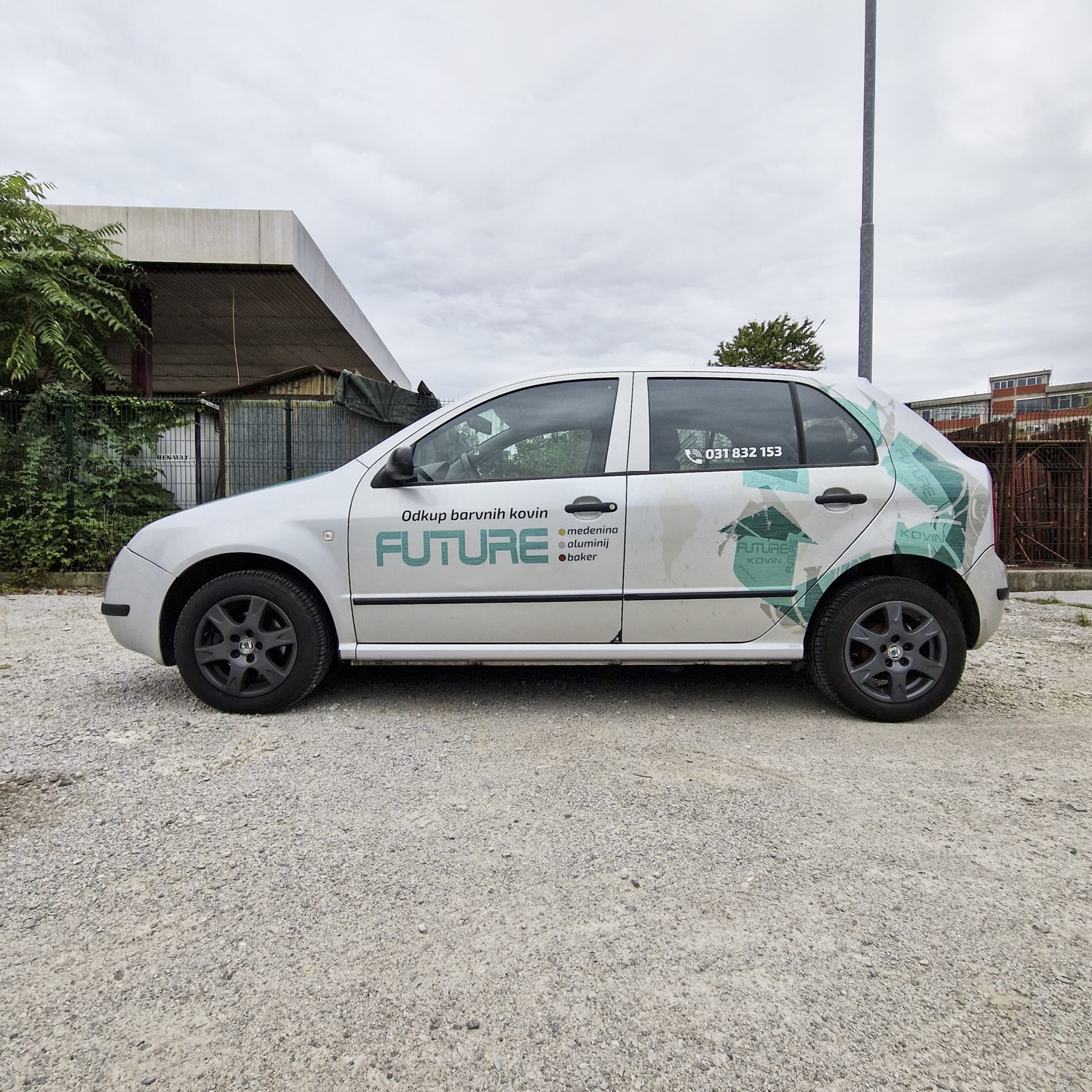 Polepitev službenega vozila Škoda Fabia za Future, izvedeno s strani Styxz.