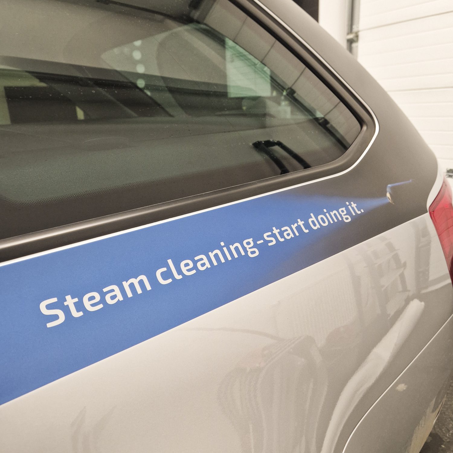 Polepitev službenega vozila Škoda za Institut Prevent, izvedeno s strani Styxz.