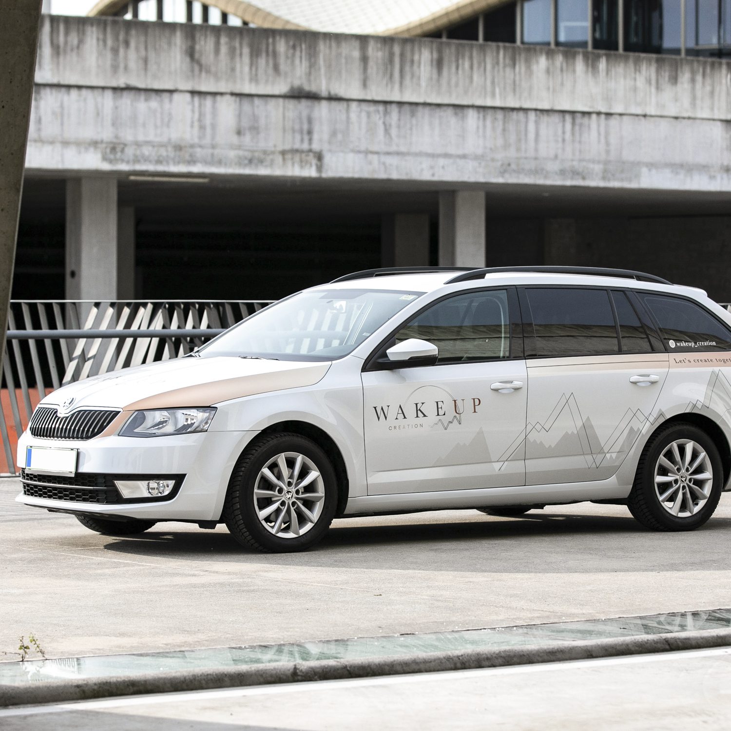 Polepitev službenega vozila Škoda Octavia za WakeUpCreation, izvedeno s strani Styxz.
