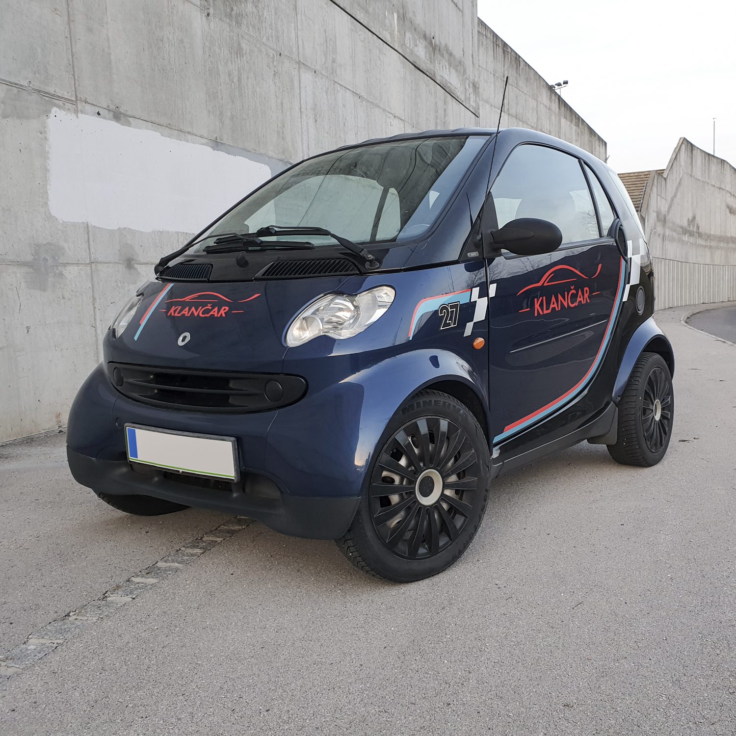 Polepitev službenega vozila Smart za Klancar, izvedeno s strani Styxz.