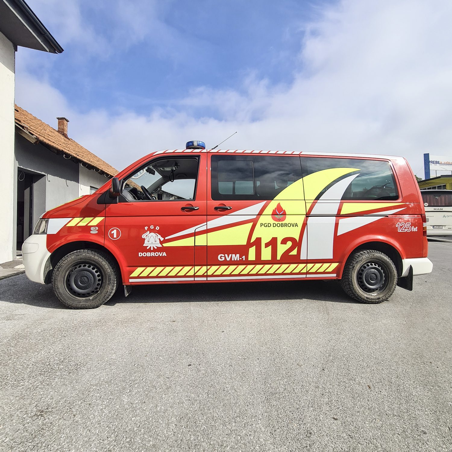 Polepitev vozila Volkswagen za Prostovoljno gasilsko društvo Dobrova, izvedeno s strani Styxz.