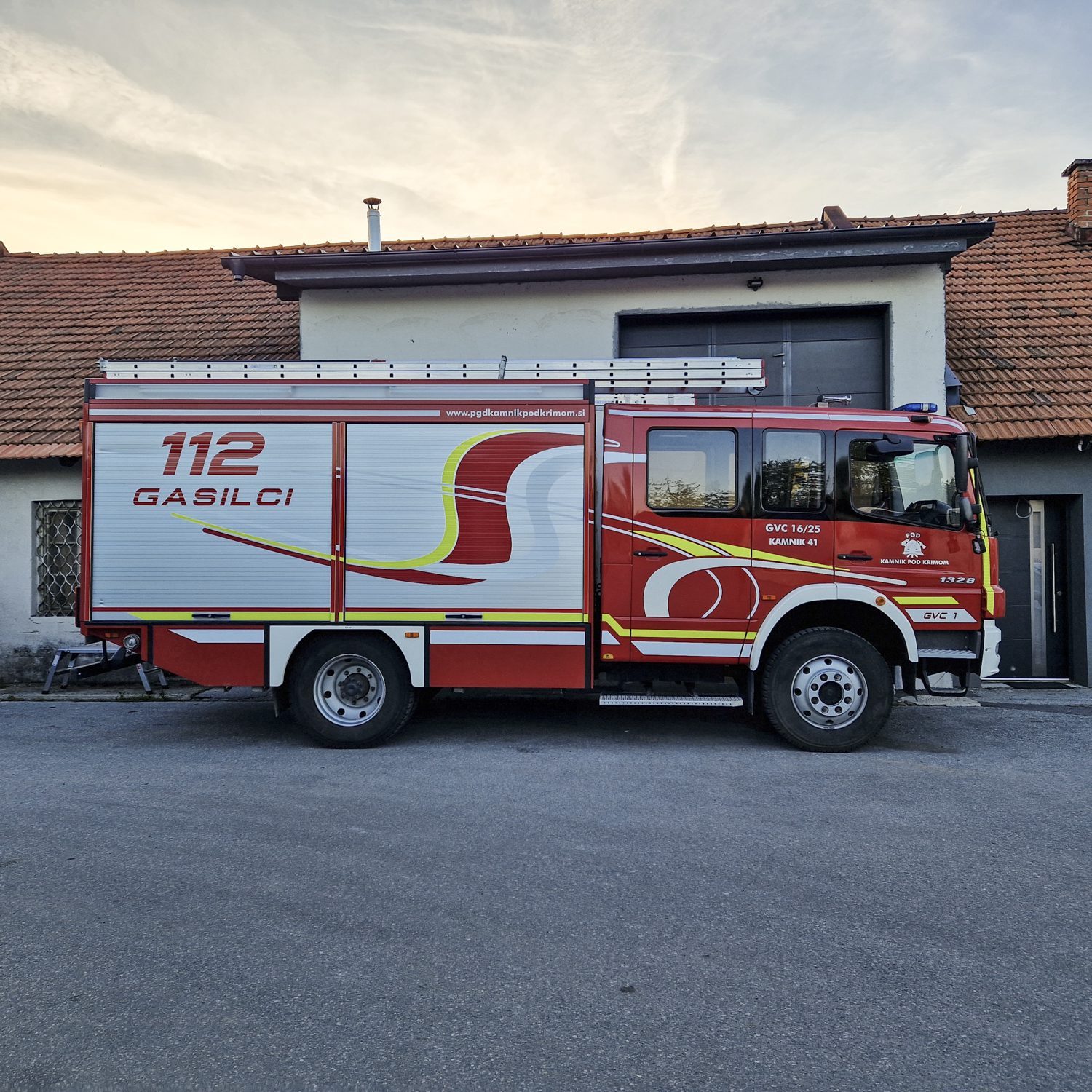 Polepitev vozila Mercedes za Prostovoljno gasilsko društvo Kamnik pod Krimom, izvedeno s strani Styxz.