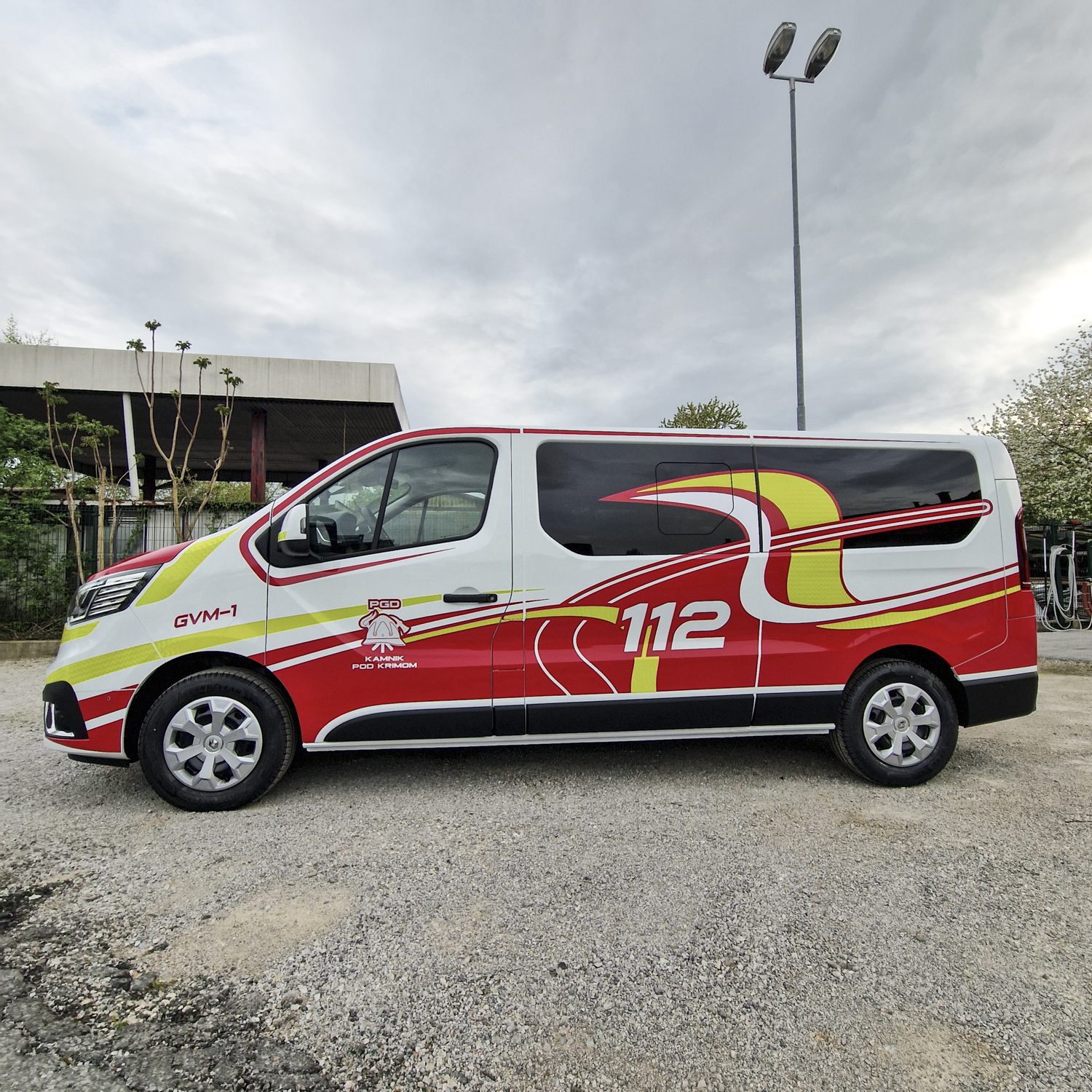 Polepitev vozila Renault za Prostovoljno gasilsko društvo Kamnik pod Krimom, izvedeno s strani Styxz. Sodobna grafična polepitev vozila.