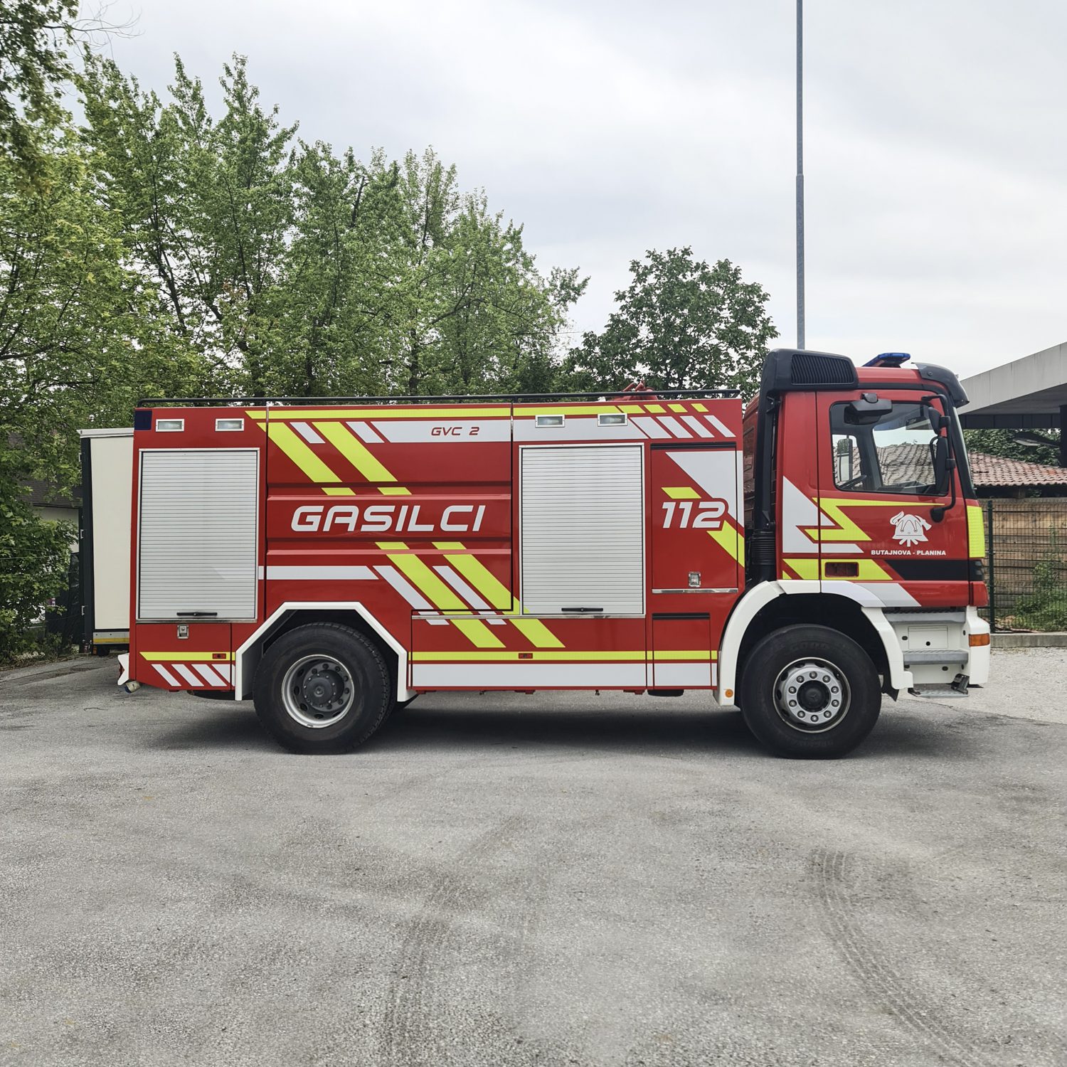 Polepitev vozila Mercedes za Prostovoljno gasilsko društvo Planina Butajnova, izvedeno s strani Styxz.