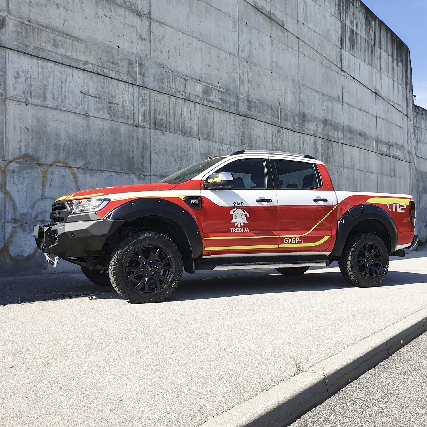 Polepitev vozila Ford Ranger za Prostovoljno gasilsko društvo Trebija, izvedeno s strani Styxz. Sodobna grafična polepitev vozila.