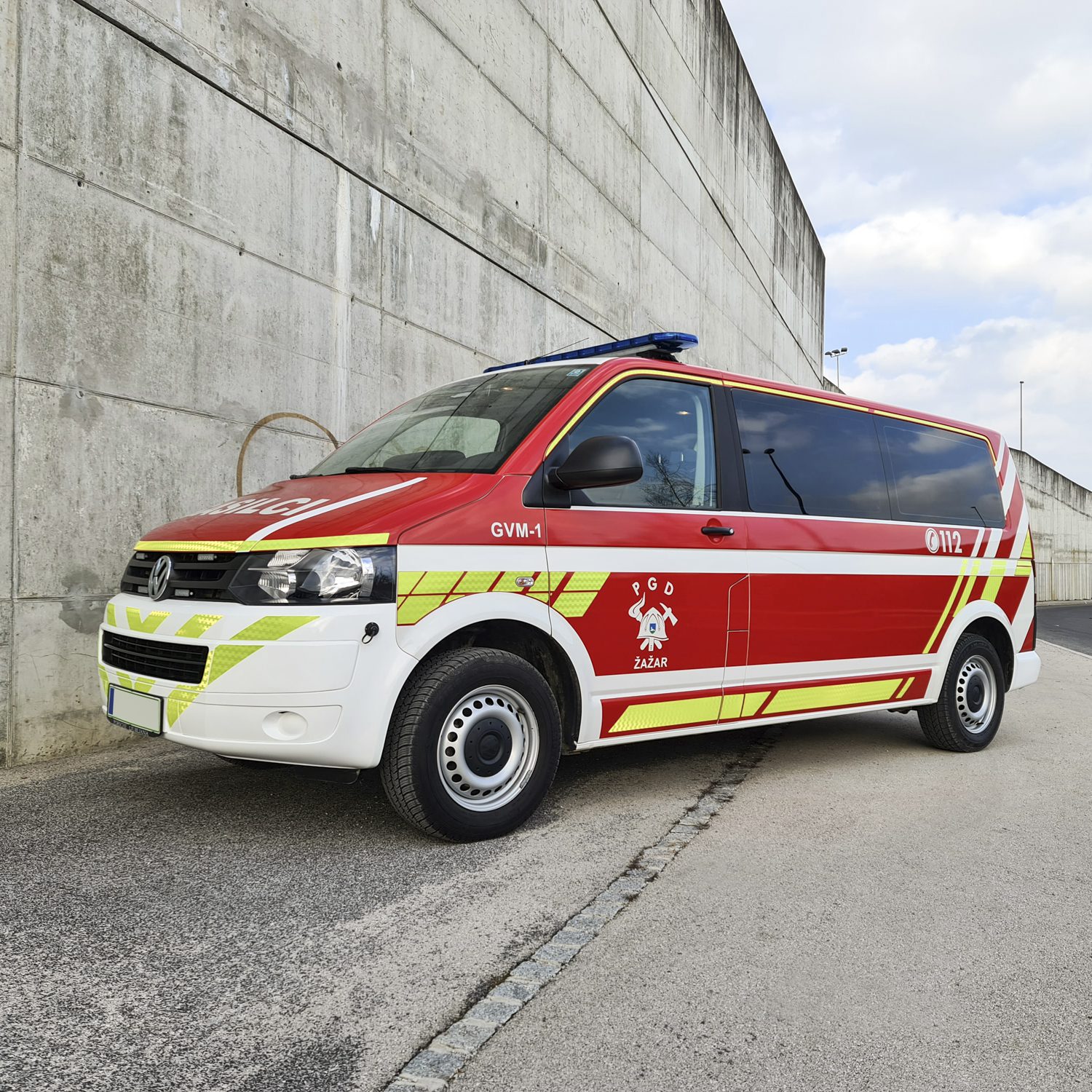 Polepitev vozila Volkswagen za Prostovoljno gasilsko društvo Zazar, izvedeno s strani Styxz.