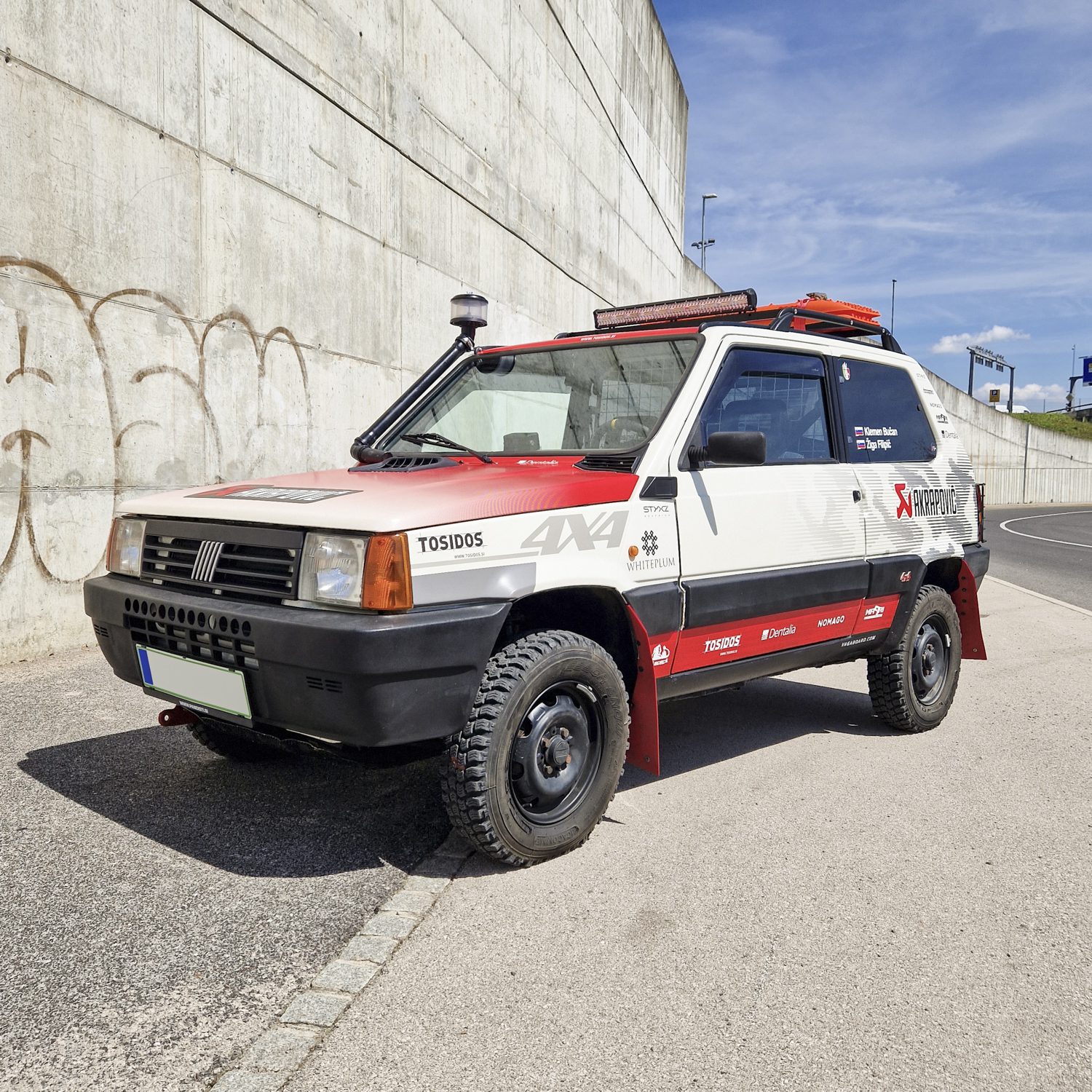 Polepitev dirkalnega vozila Bučan za Panda Raid, izvedeno s strani Styxz.