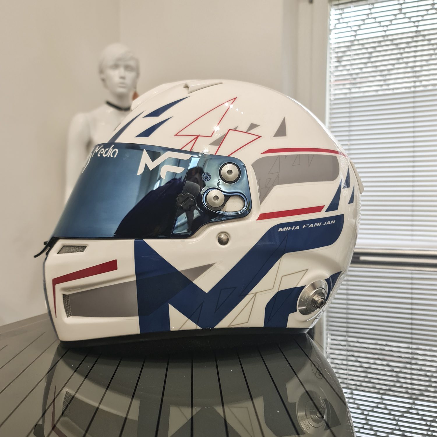 Polepitev dirkaške čelade za Fabjan, izvedeno s strani Styxz.