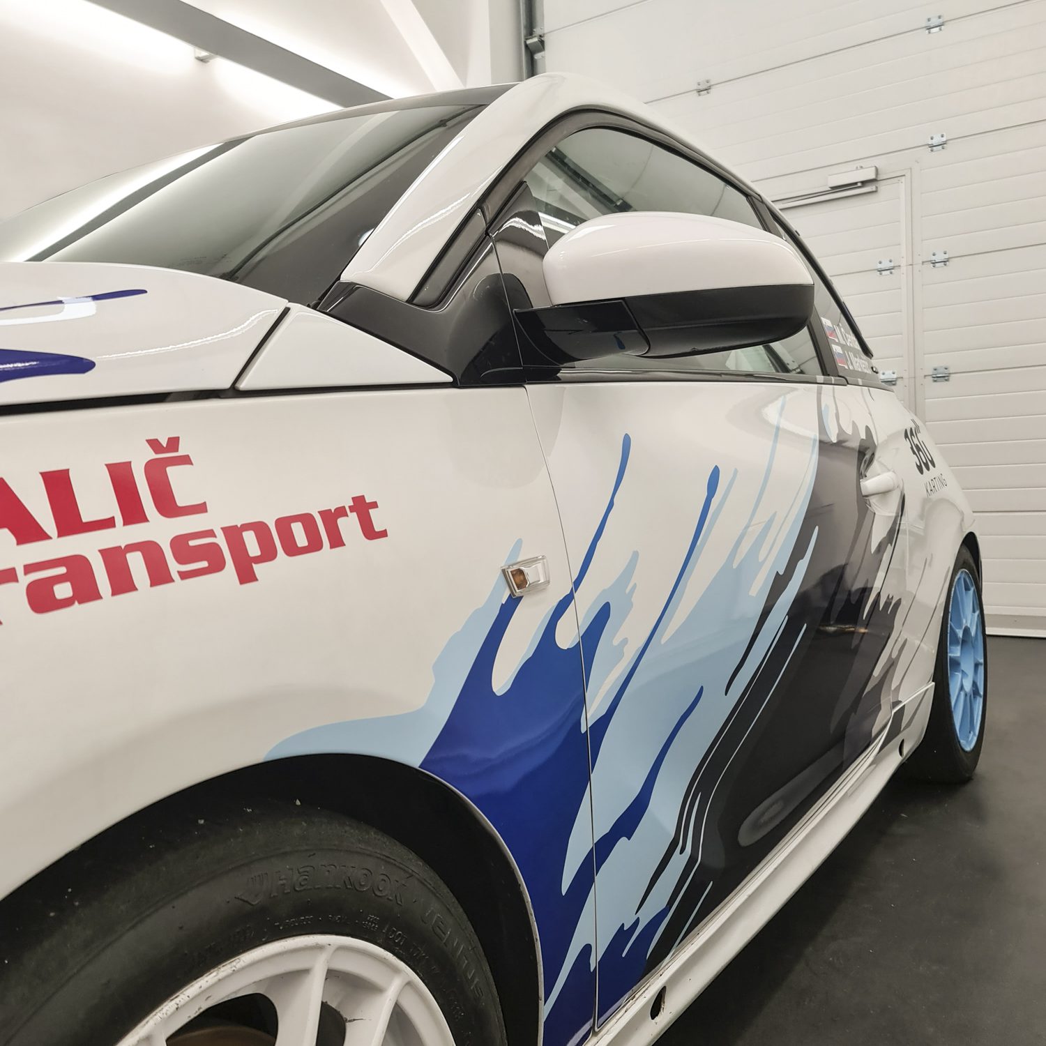 Polepitev dirkalnega vozila Čendak Adam, izvedeno s strani Styxz.