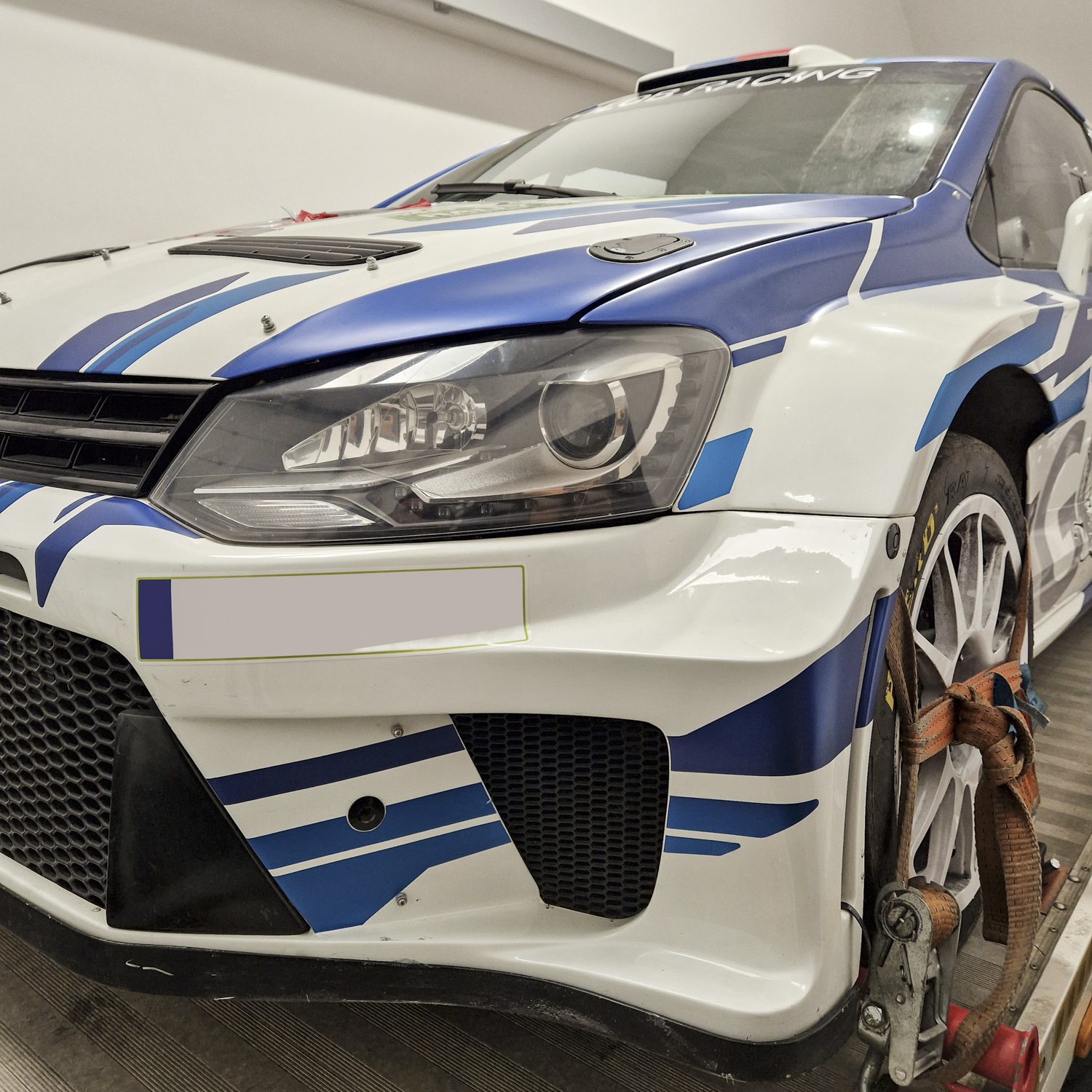 Polepitev dirkalnega vozila Golob, izvedeno s strani Styxz.