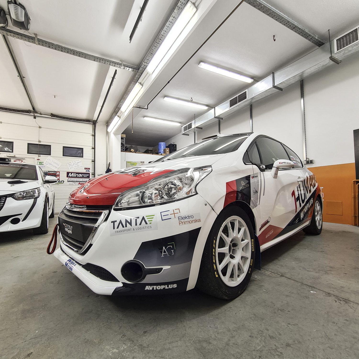 Polepitev dirkalnega vozila Grossi Peugeot, izvedeno s strani Styxz.