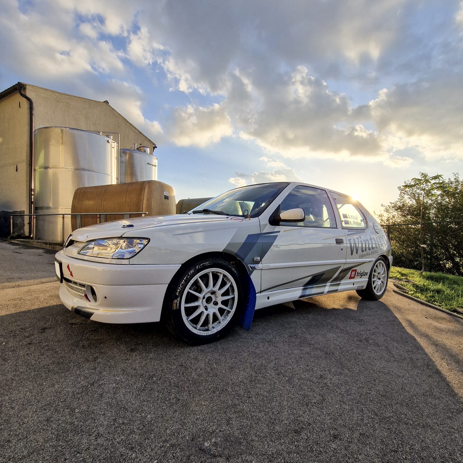 Polepitev dirkalnega vozila Kojić P306, izvedeno s strani Styxz.