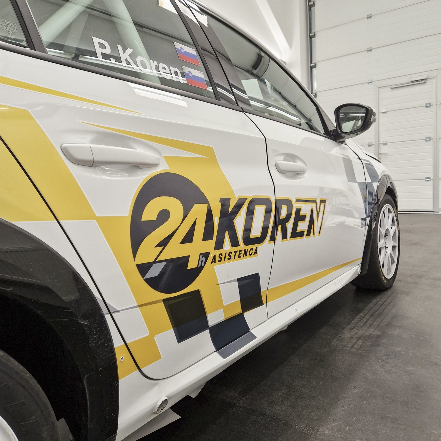 Polepitev dirkalnega vozila Koren P208, izvedeno s strani Styxz.