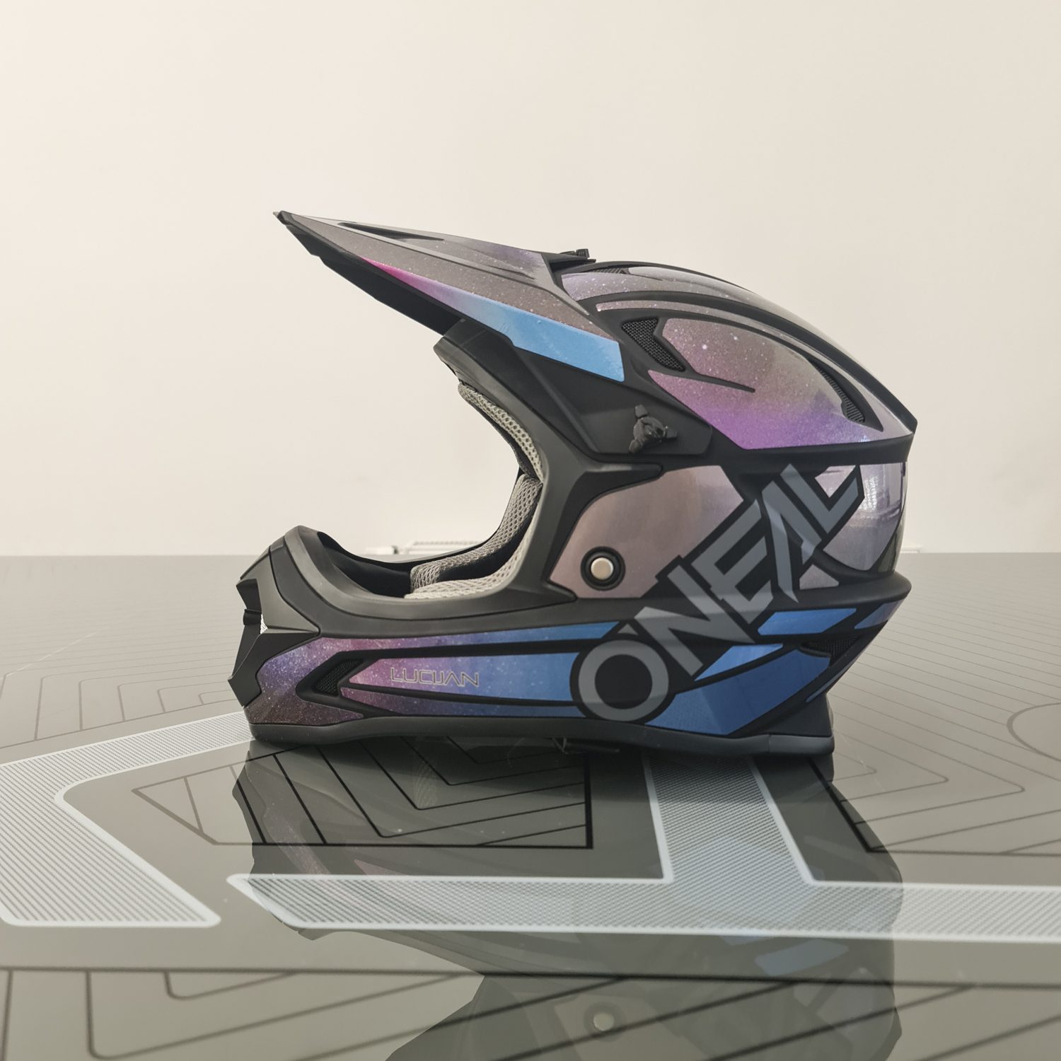 Polepitev kolesarske čelade Lucijan, izvedeno s strani Styxz.