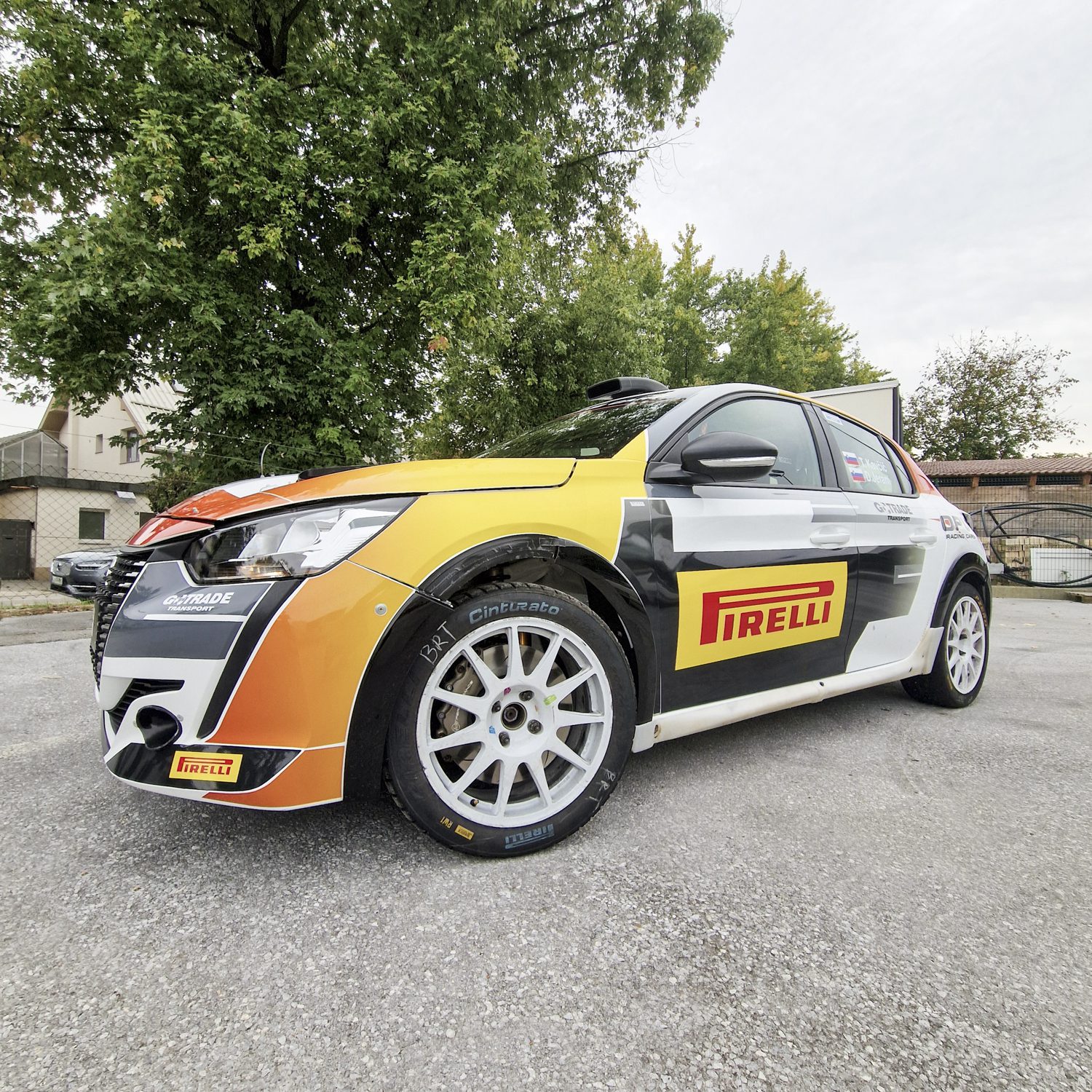 Polepitev dirkalnega vozila OPV P208, izvedeno s strani Styxz.