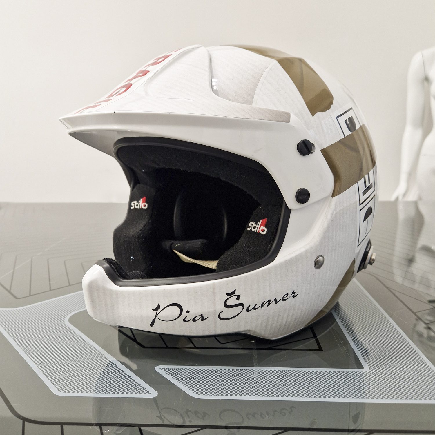 Polepitev dirkaške čelade Pia Šumer, izvedeno s strani Styxz.